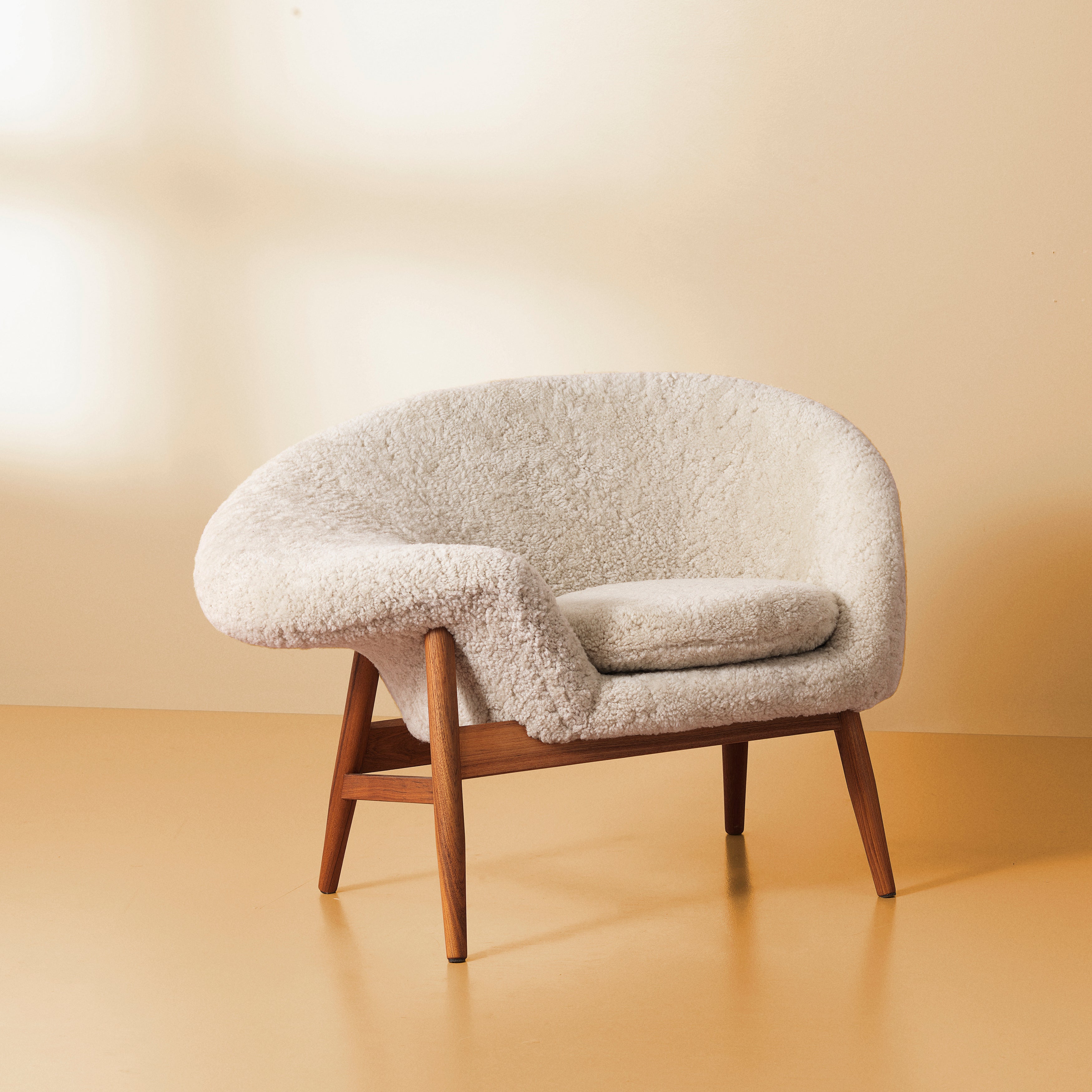 Fried Egg Lounge Chair: Left