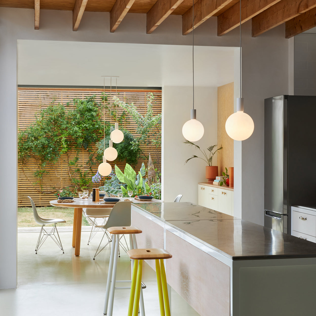 Alumina Single Pendant with Sphere V Bulb