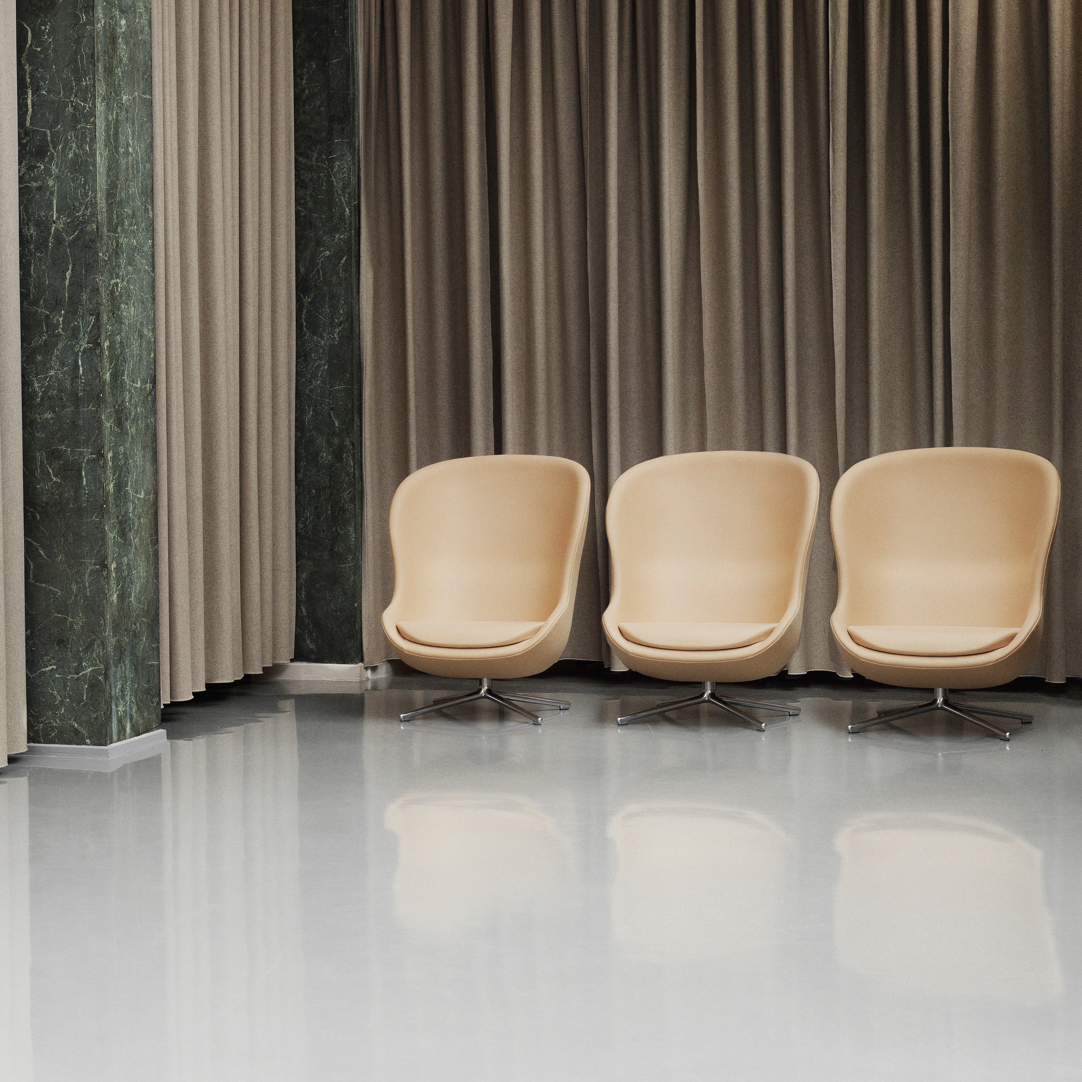 Hyg Lounge Chair High: Swivel Base
