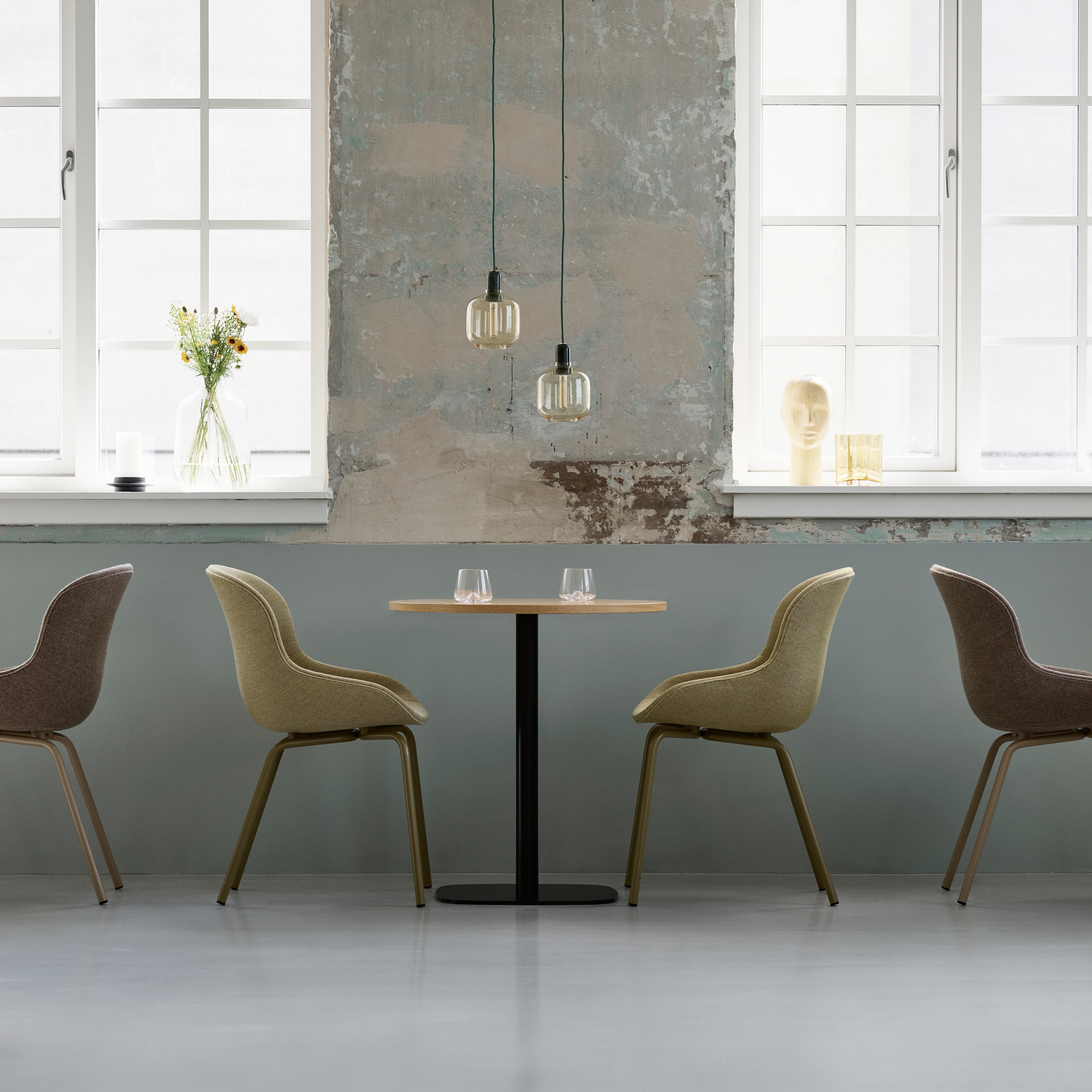 Hyg Chair: Steel Base + Full Upholstered
