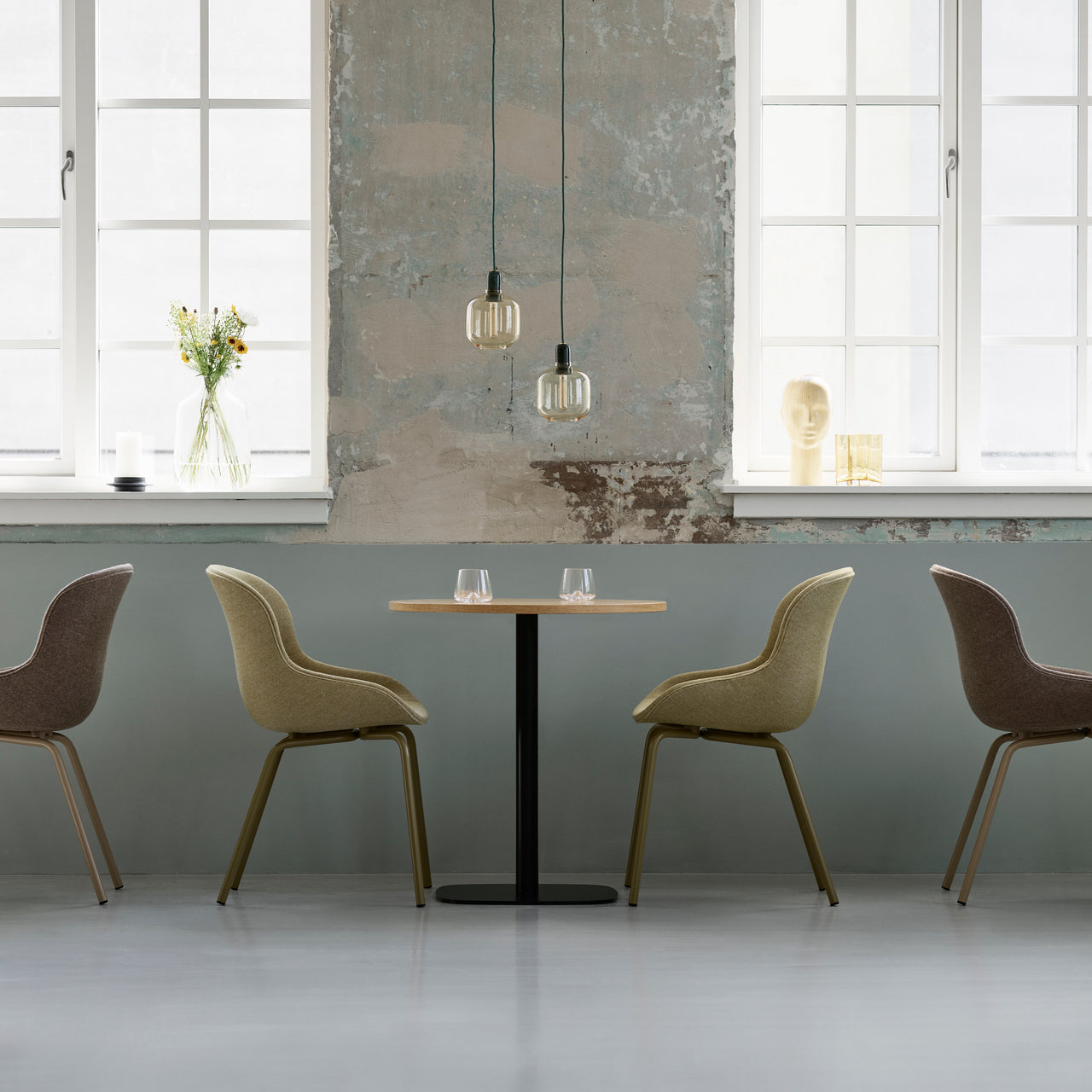 Hyg Chair: Steel Base + Full Upholstered
