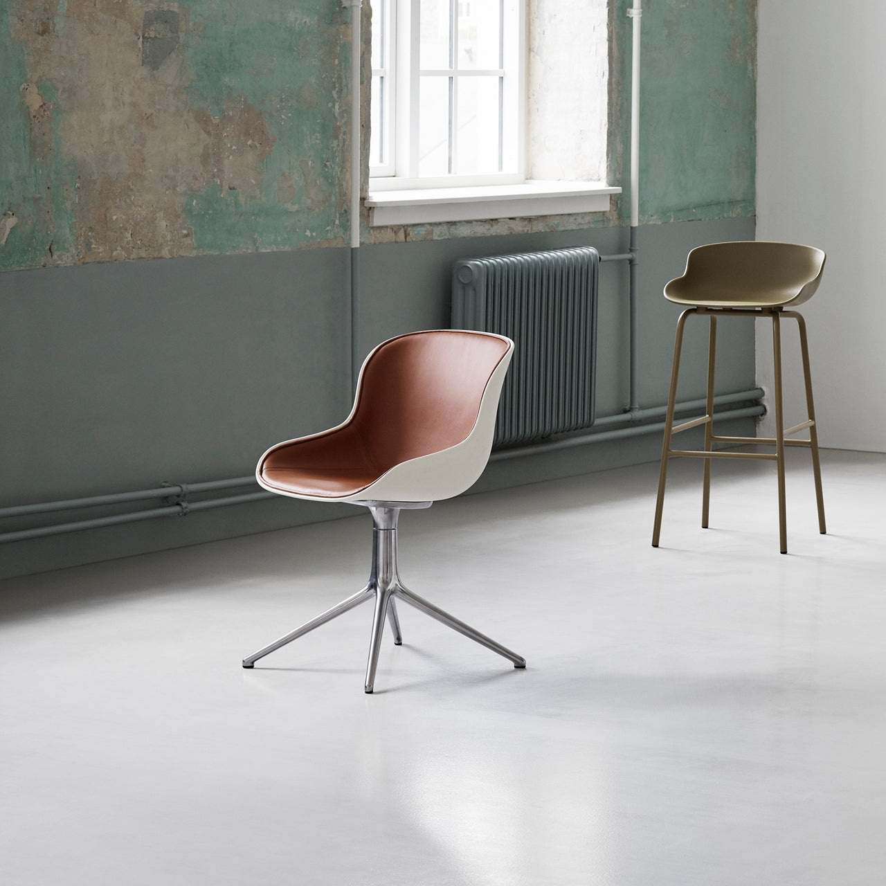 Hyg 4 Legs Swivel Chair: Front Upholstered