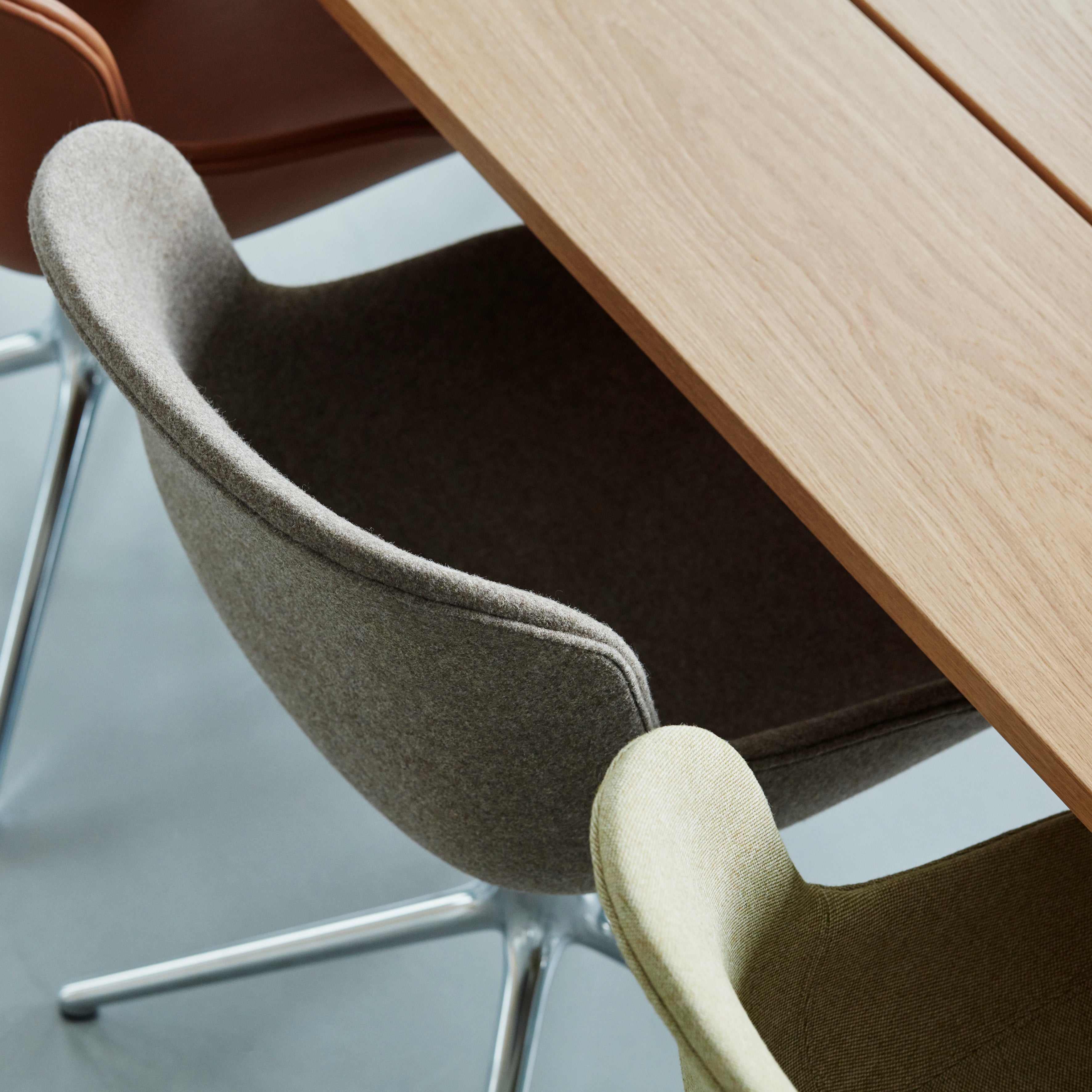 Hyg 4 Legs Swivel Chair: Fully Upholstered