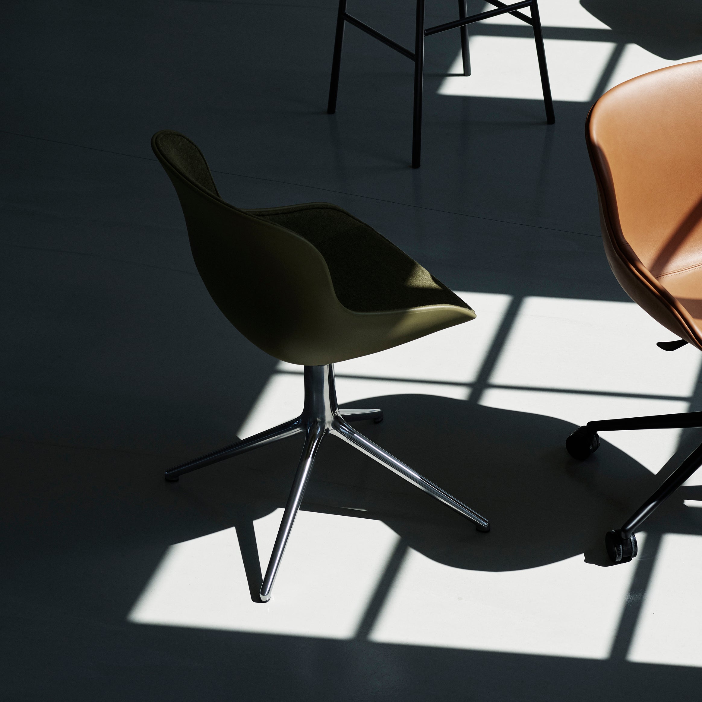 Hyg 4 Legs Swivel Chair: Front Upholstered