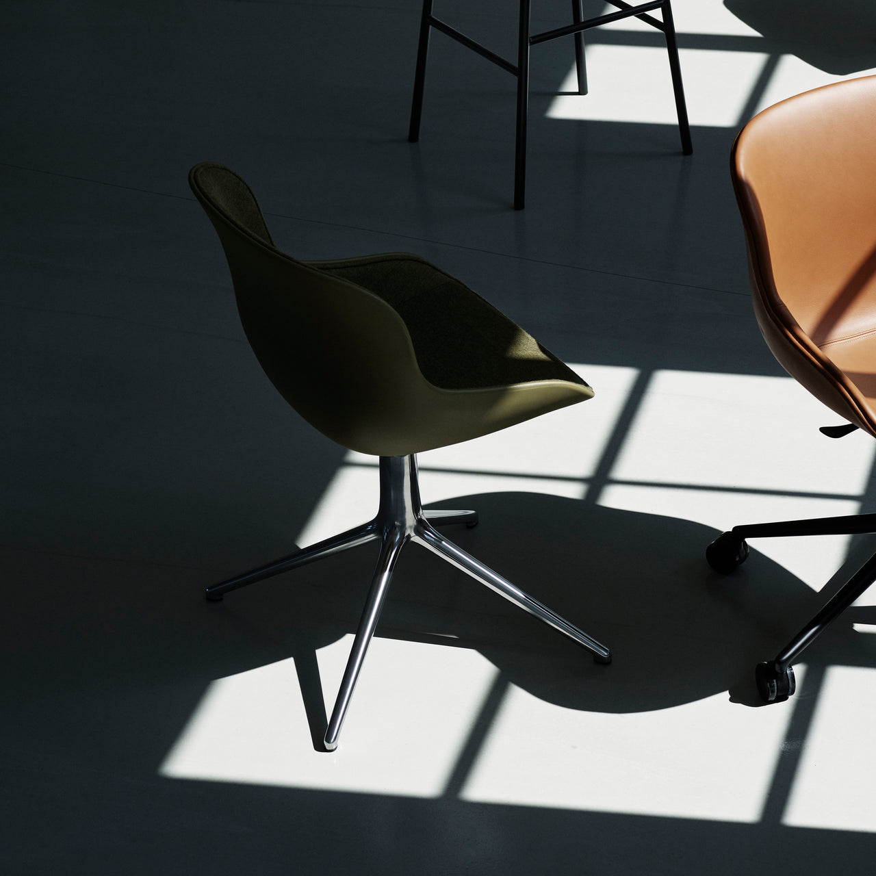 Hyg 4 Legs Swivel Chair: Front Upholstered