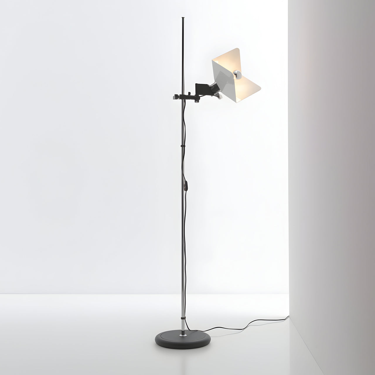 Triedro Floor Lamp