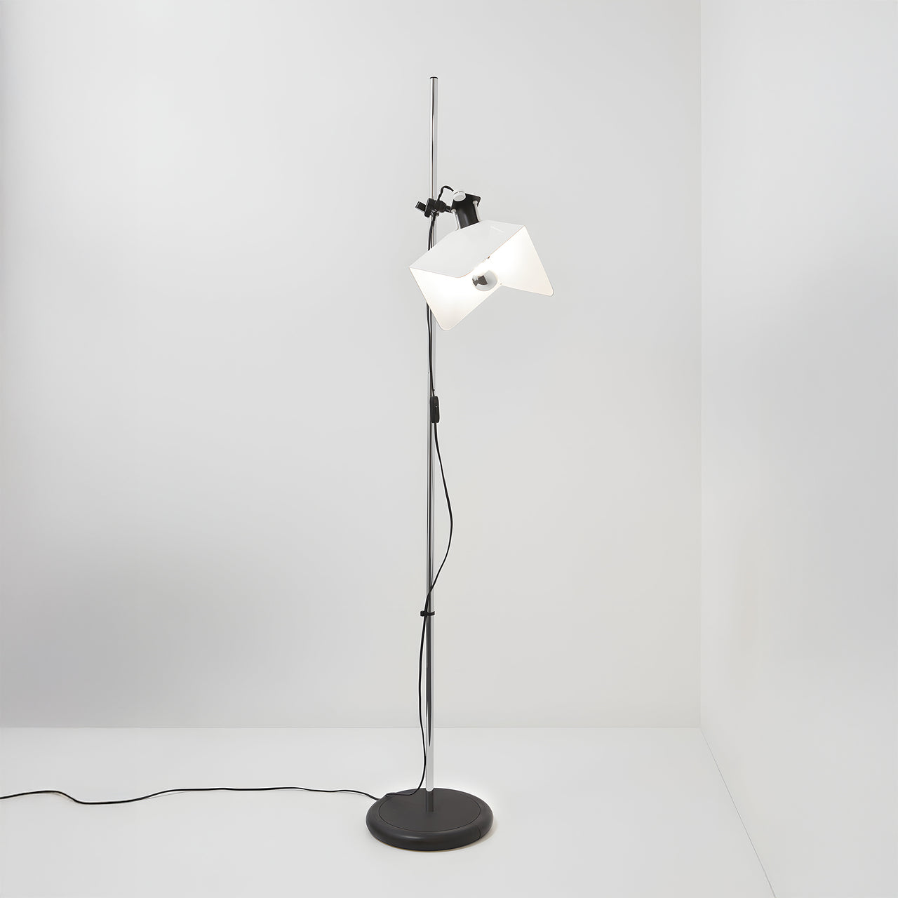 Triedro Floor Lamp