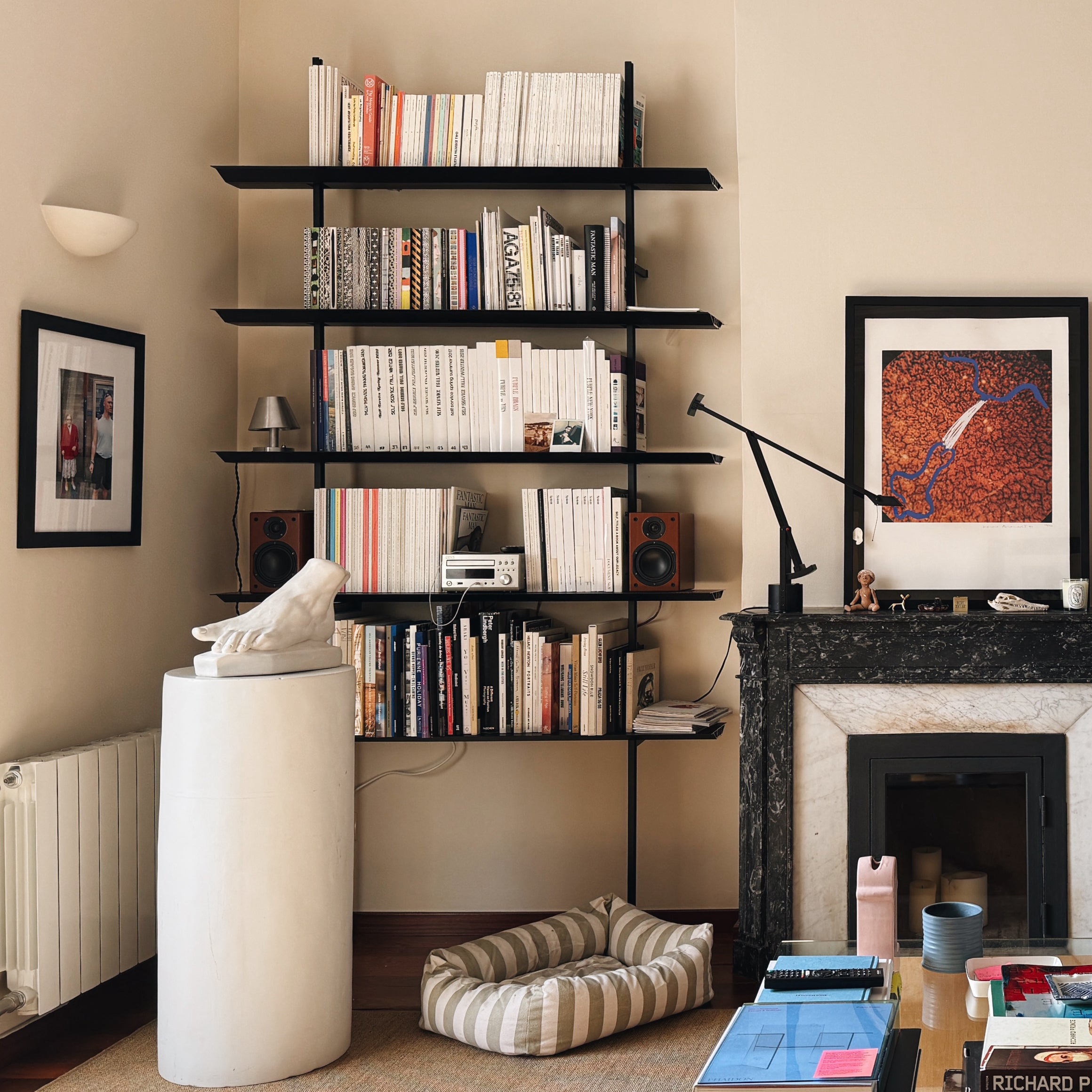 Hypostila Shelf System