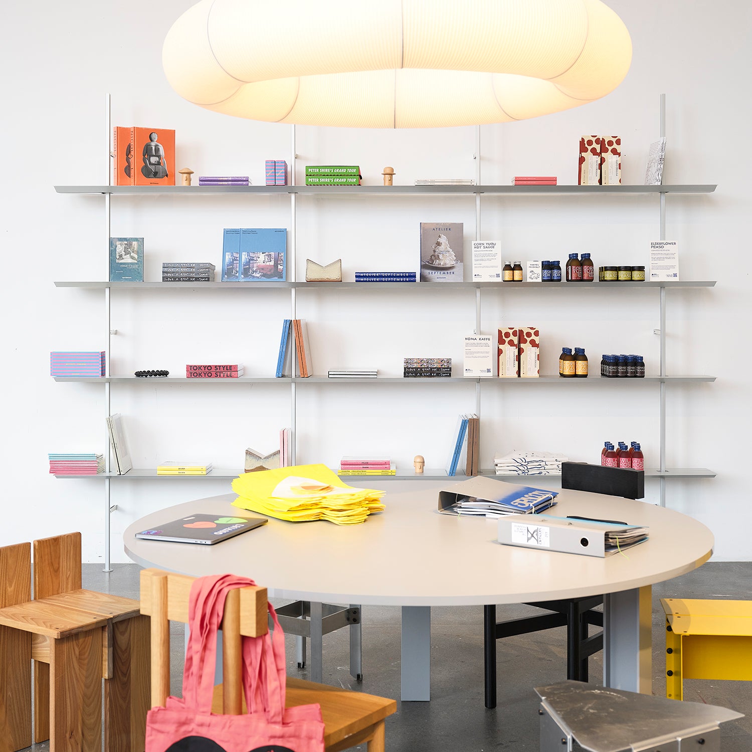 Hypostila Shelf System