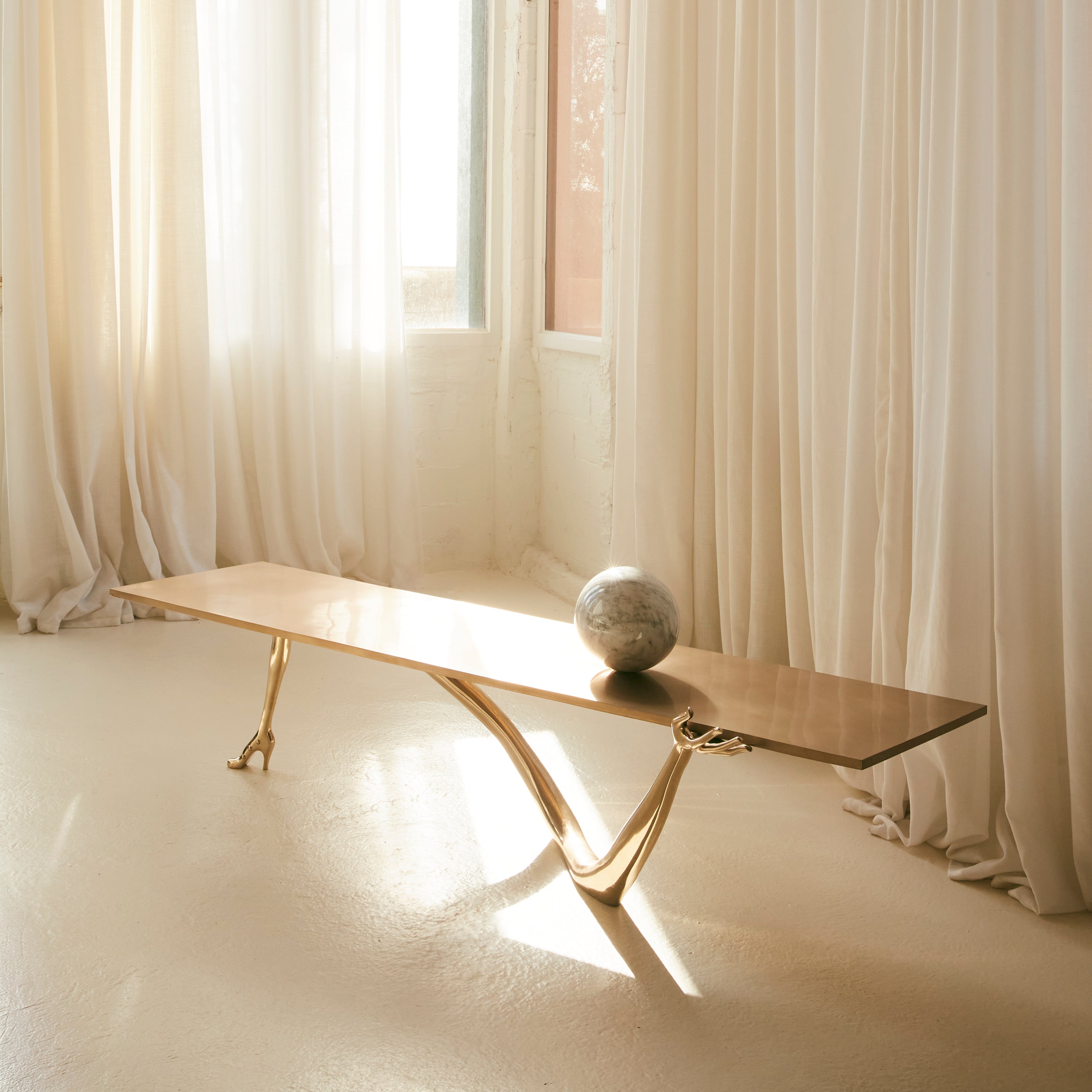 Leda Sculpture Table