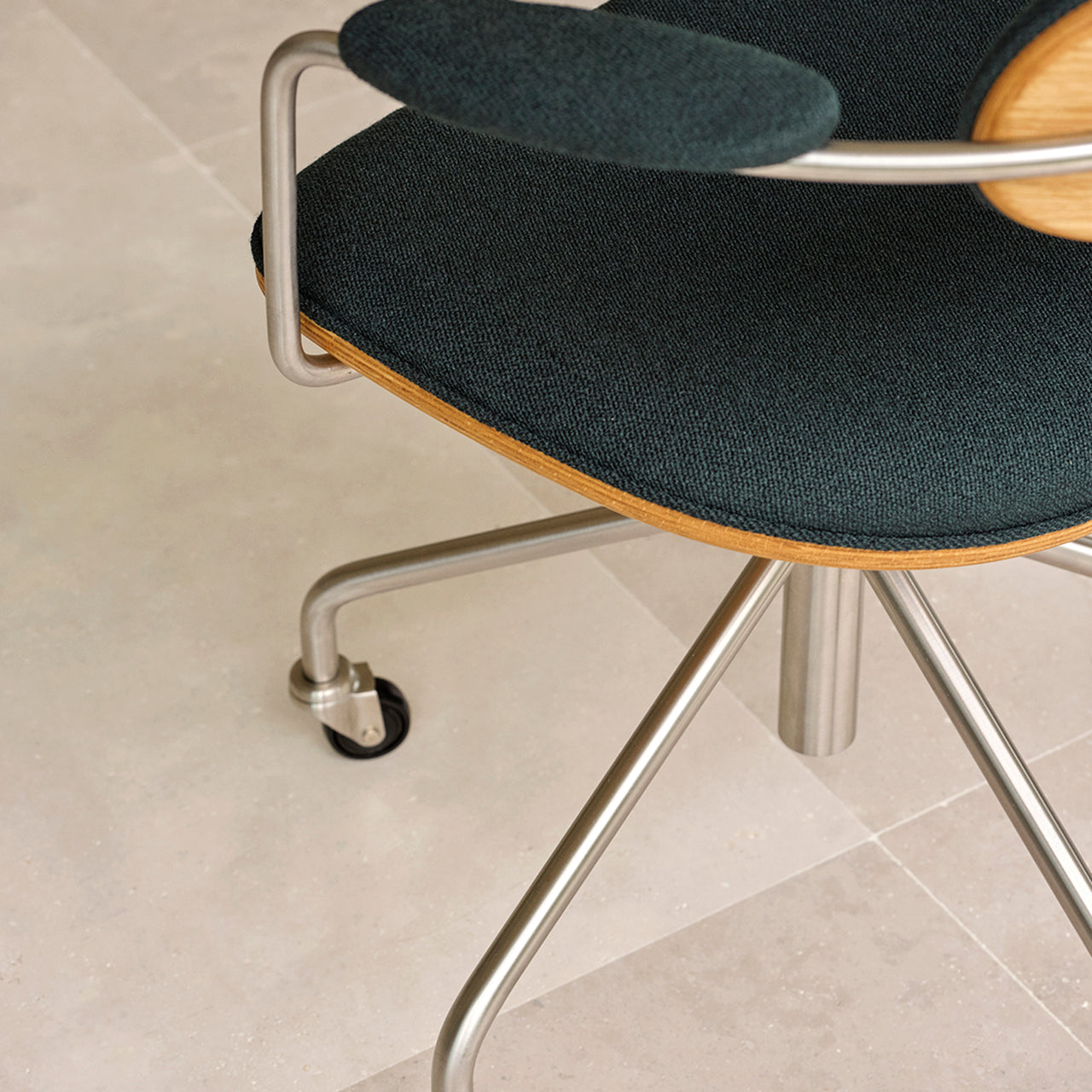 CH621 Swivel Chair: DI