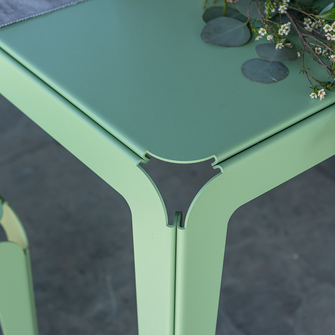 Bended Table: Outdoor