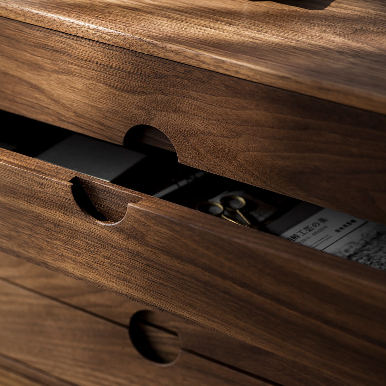 Entre Chest of Drawers: DI