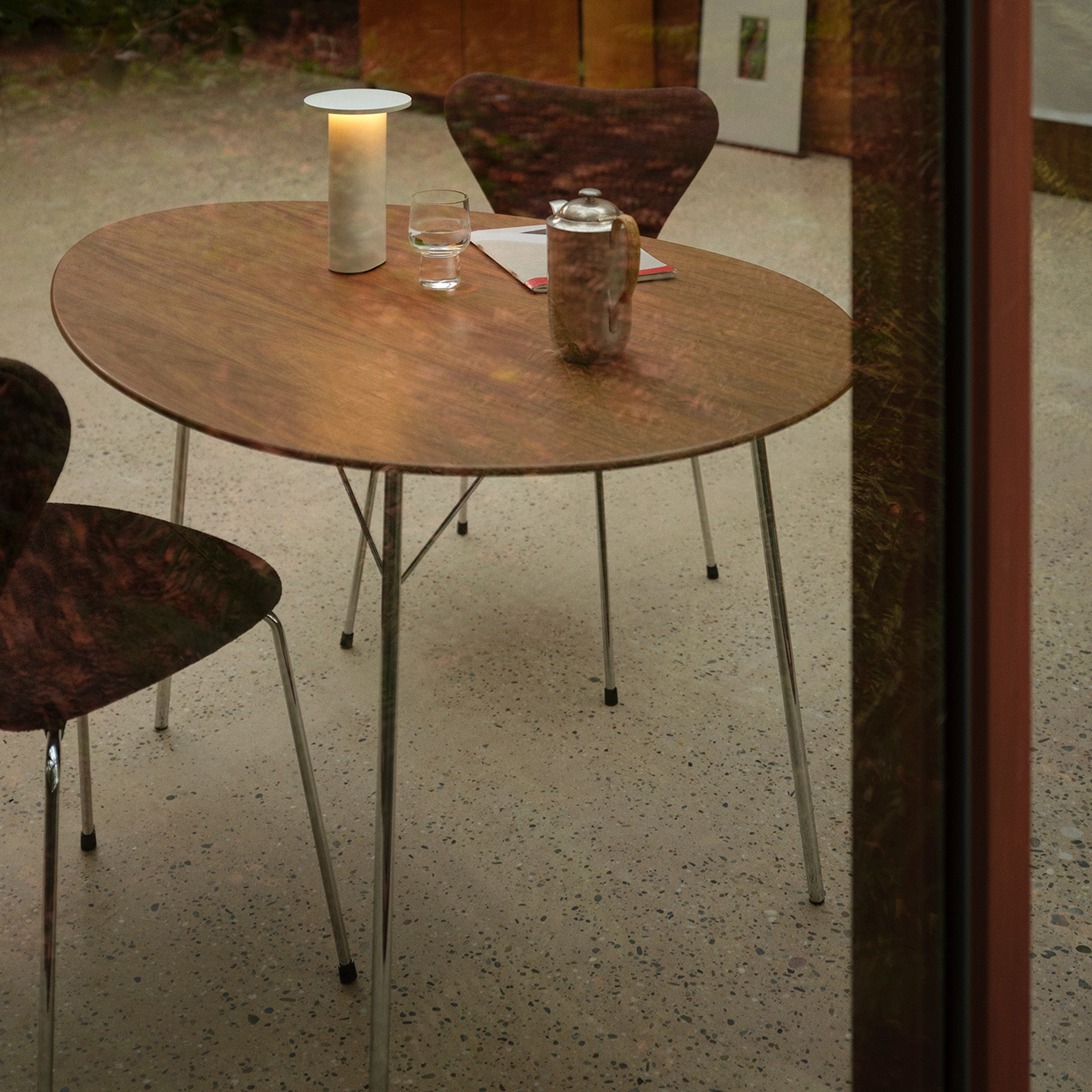 Egg Dining Table: LS