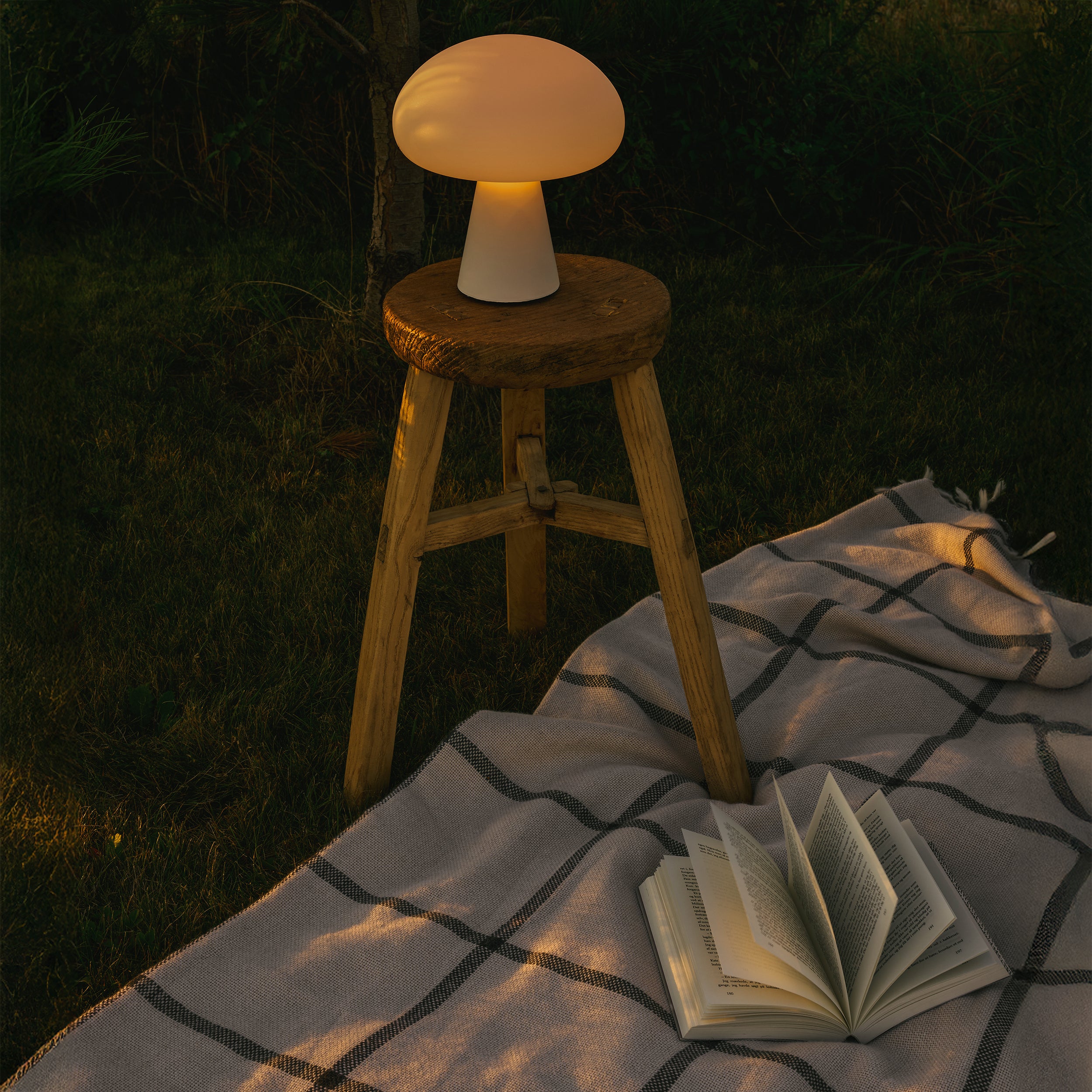 Obello Table Lamp: Outdoor
