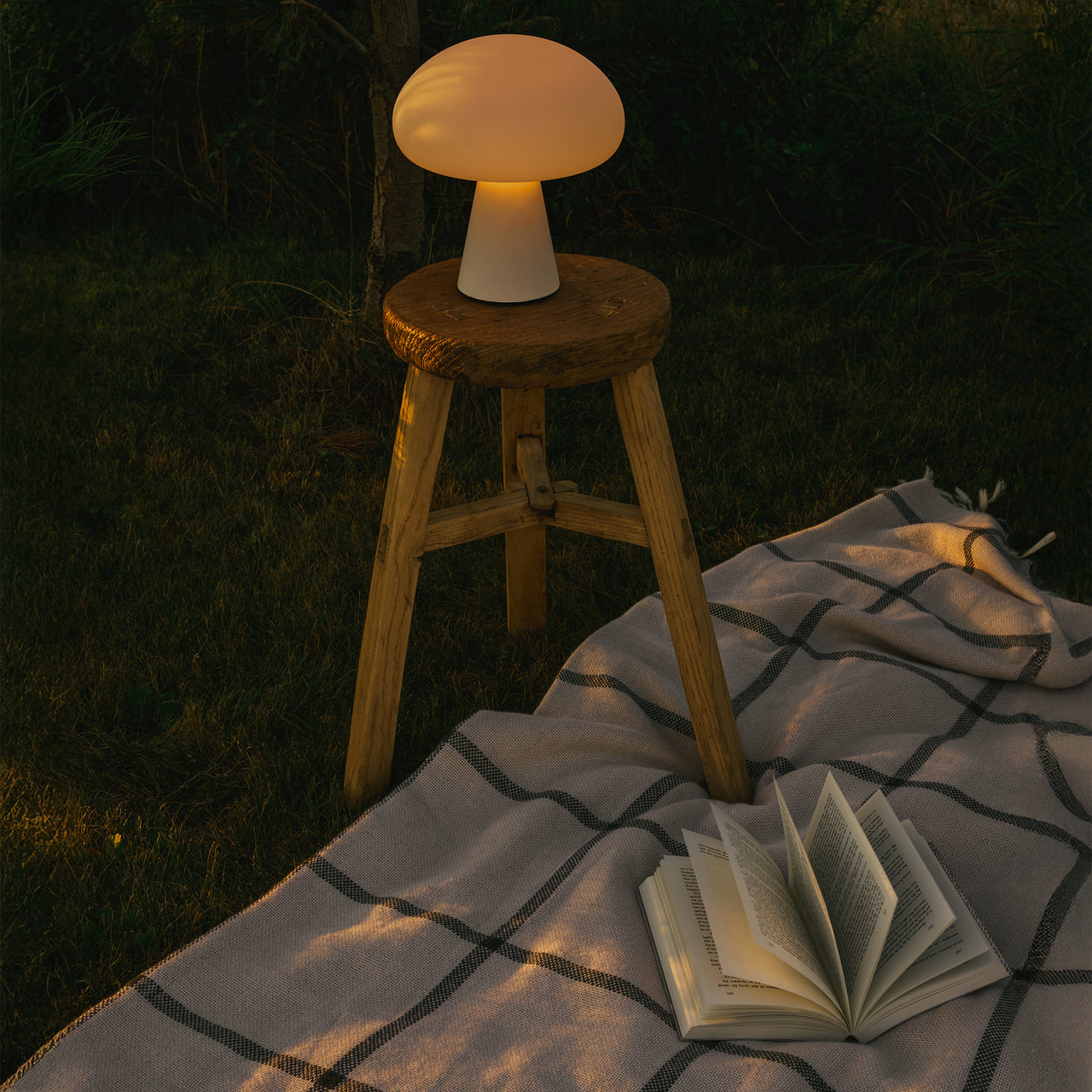 Obello Table Lamp: Outdoor