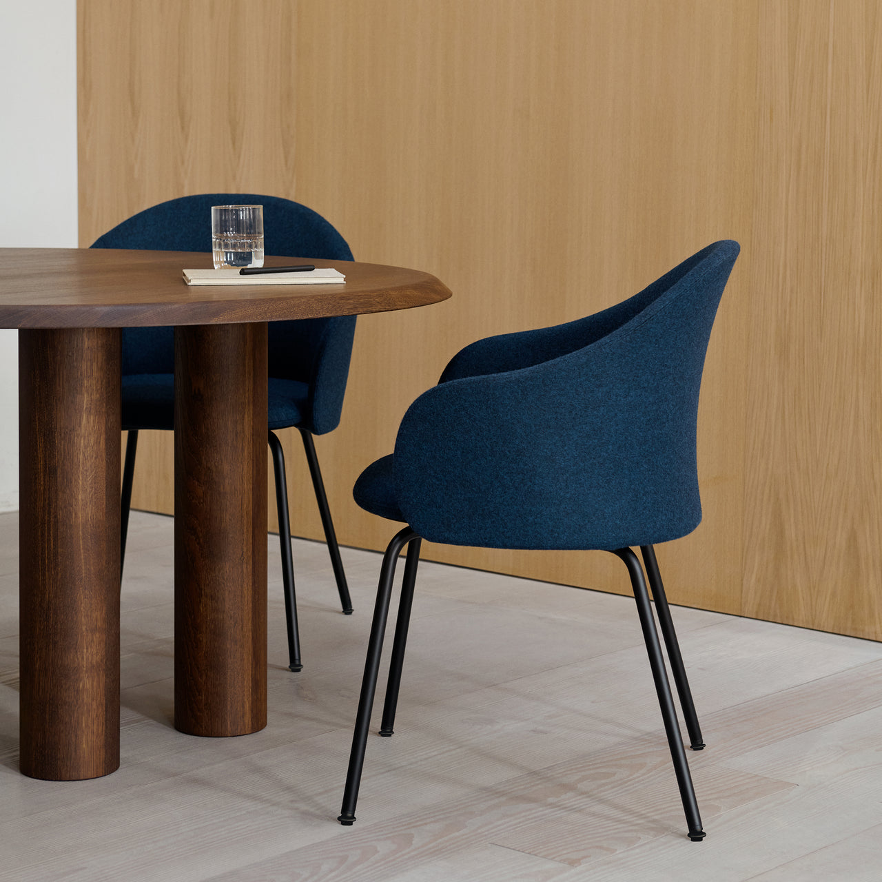 Gomo Armchair: Tube Base