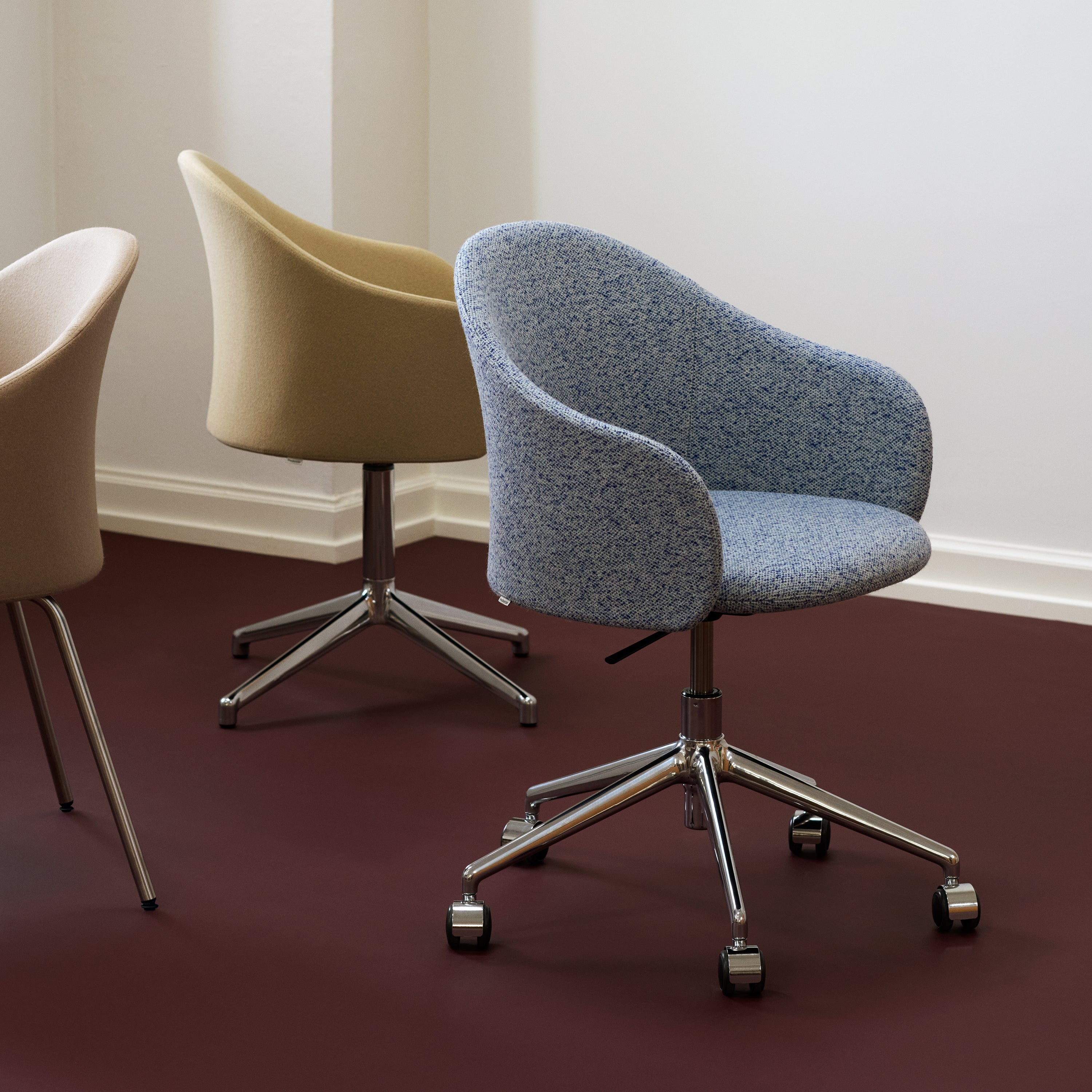 Gomo Armchair: 5 Star Swivel Base