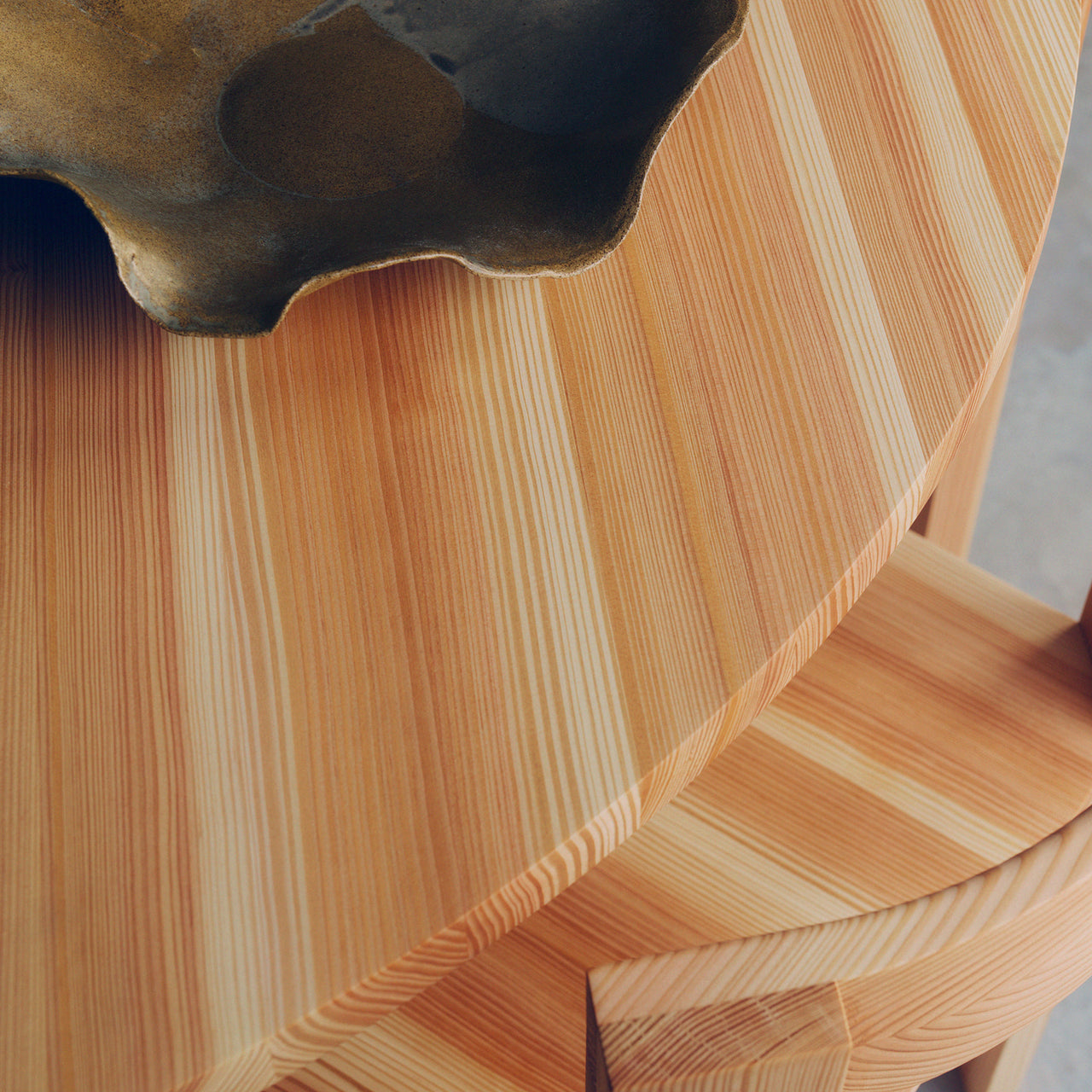 NMNG Round Dining Table