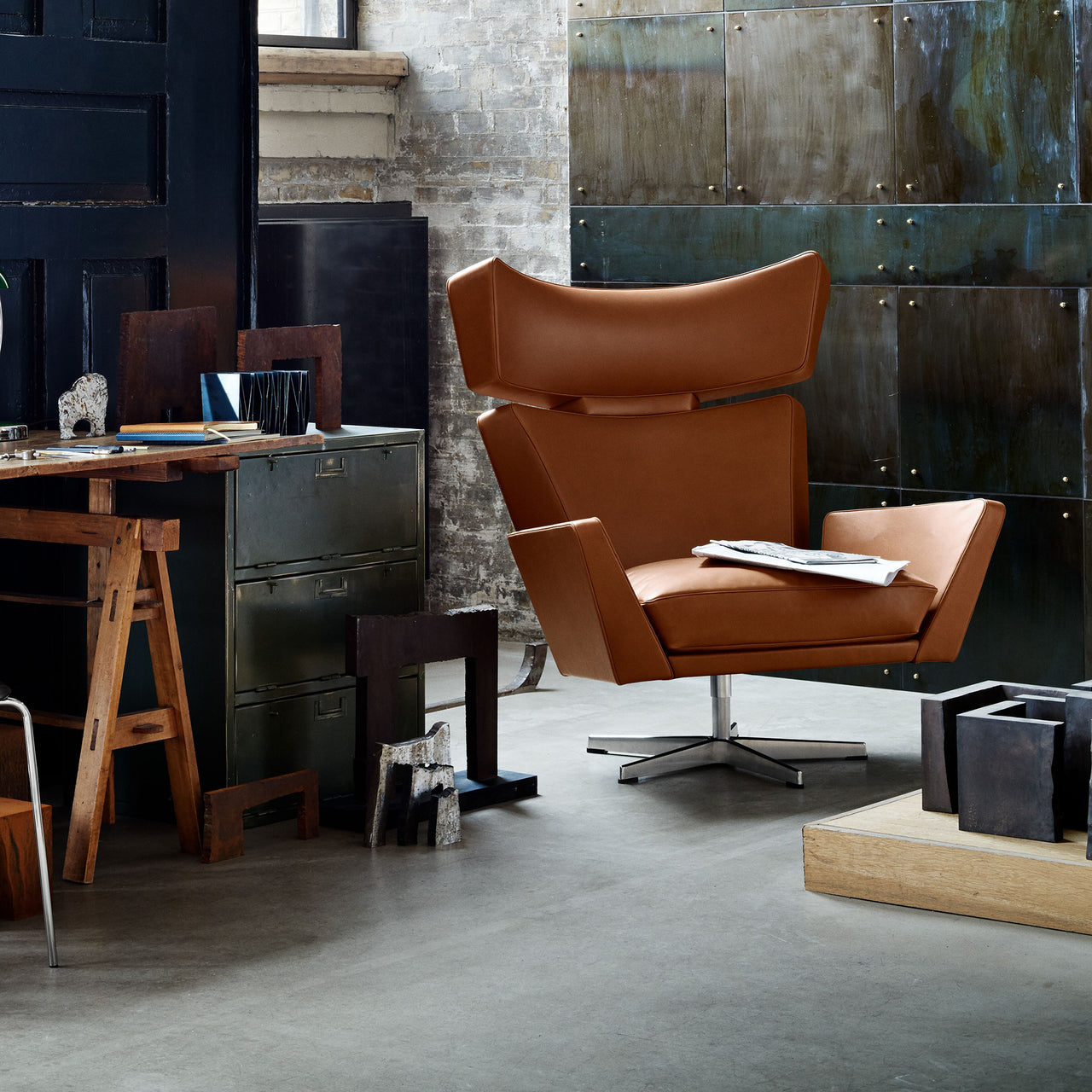Oksen Swivel Lounge Chair: LS