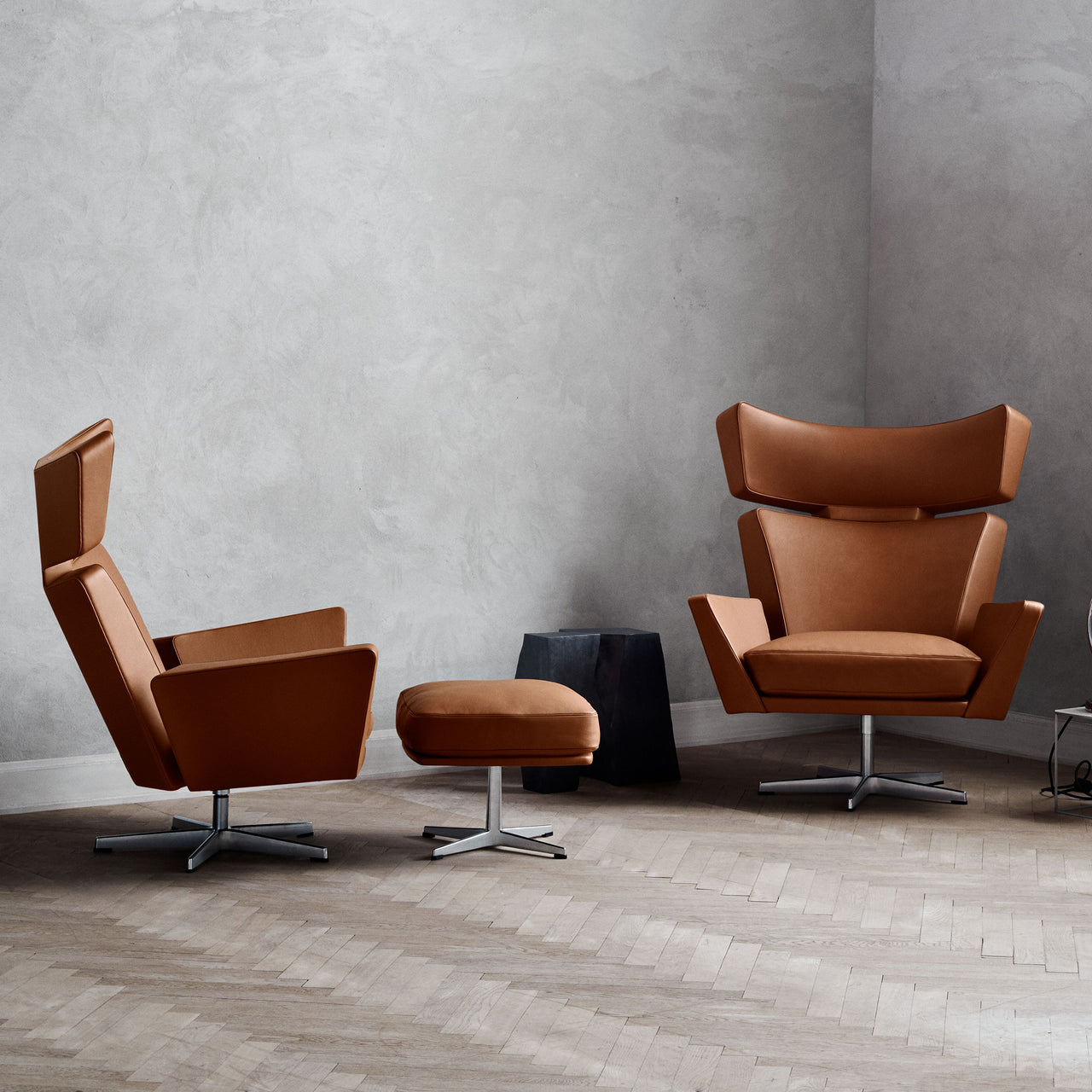 Oksen Swivel Lounge Chair: LS