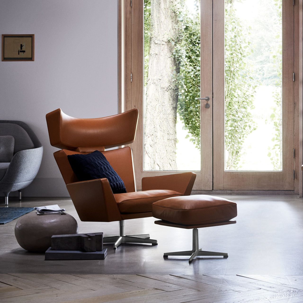 Oksen Swivel Lounge Chair: LS