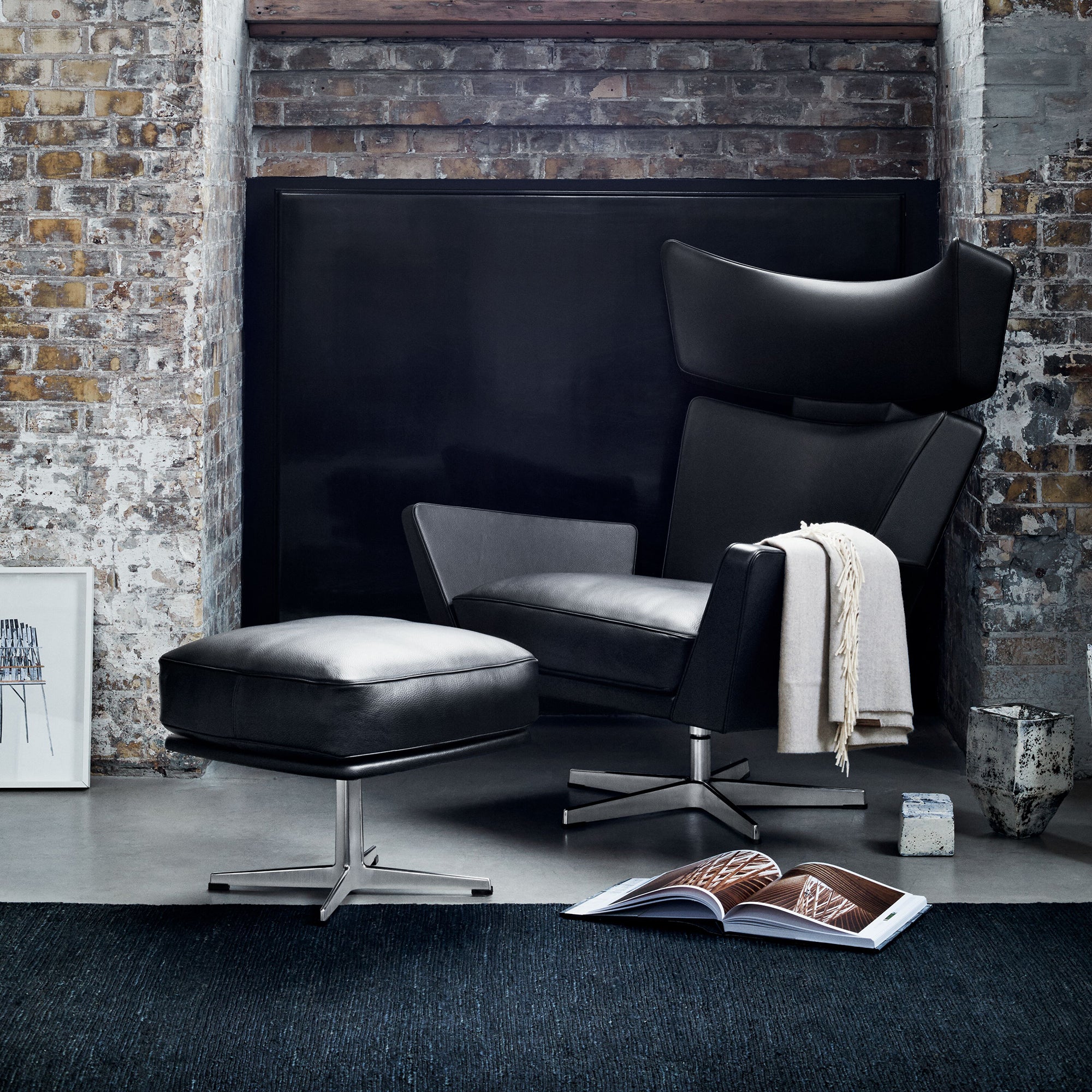 Oksen Swivel Lounge Chair: LS
