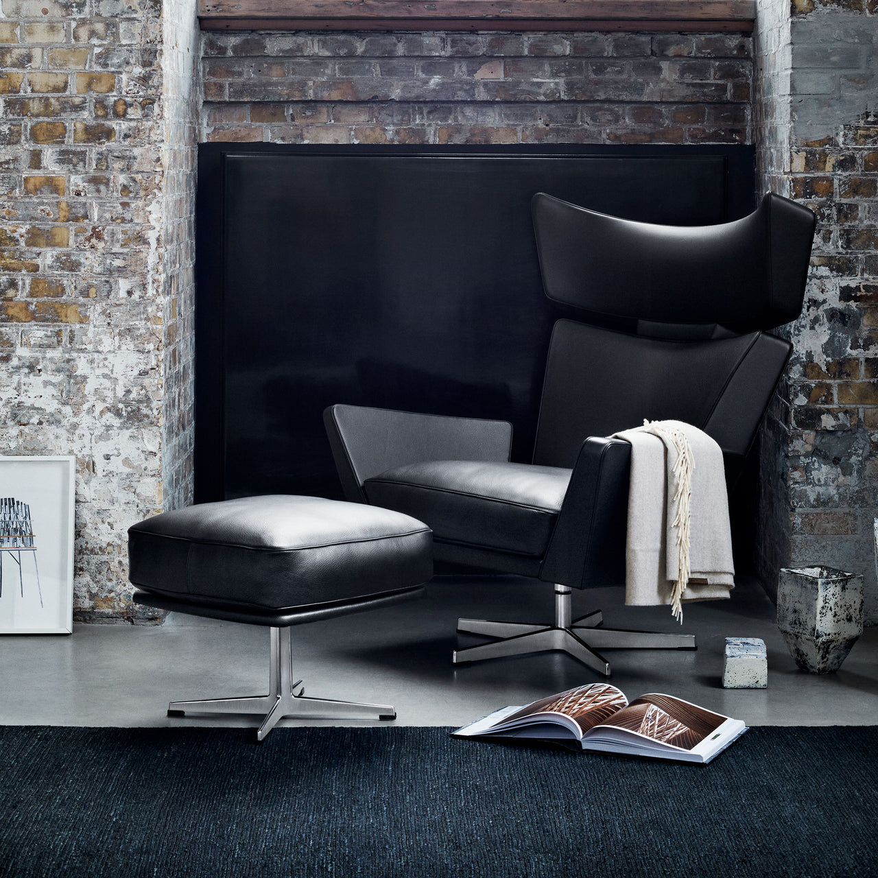 Oksen Swivel Lounge Chair: LS