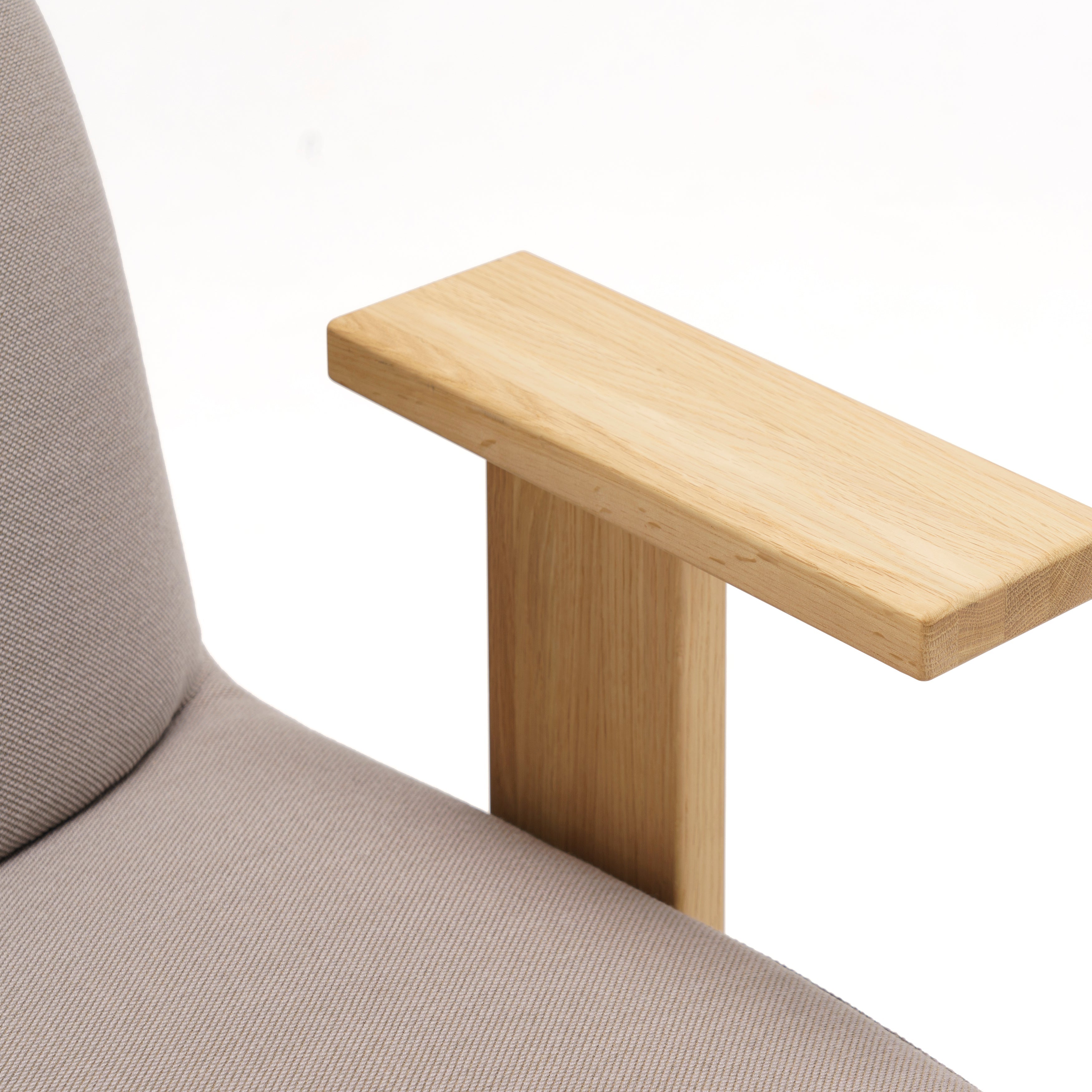 Polar Lounge Chair with Arms: DI