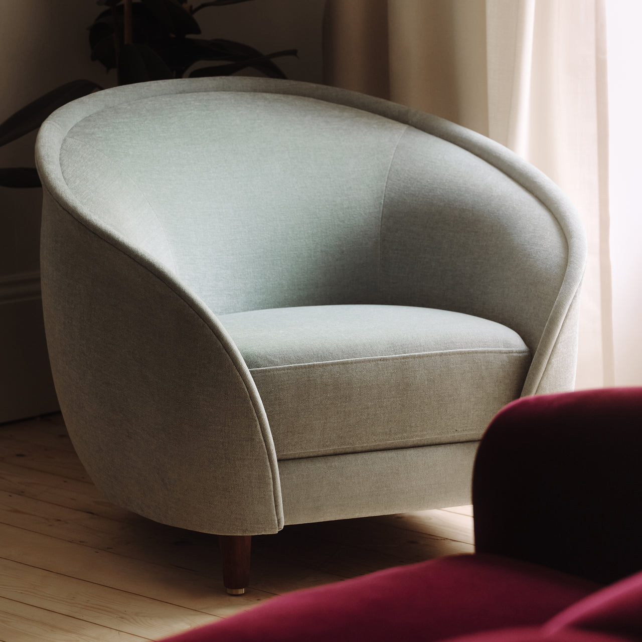 Revers Lounge Chair: LS