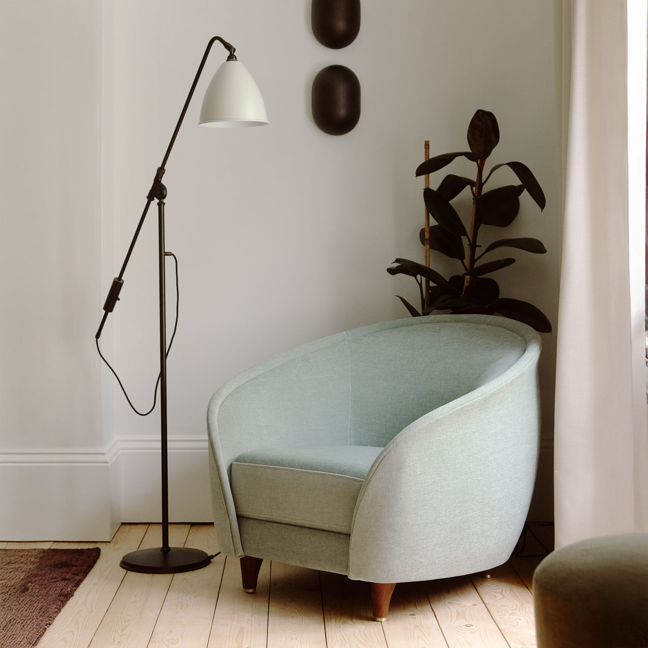 Revers Lounge Chair: LS
