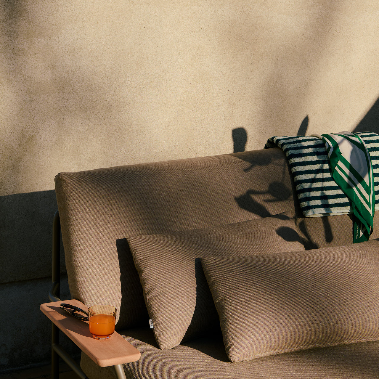 Settle Lounge Bed: DI