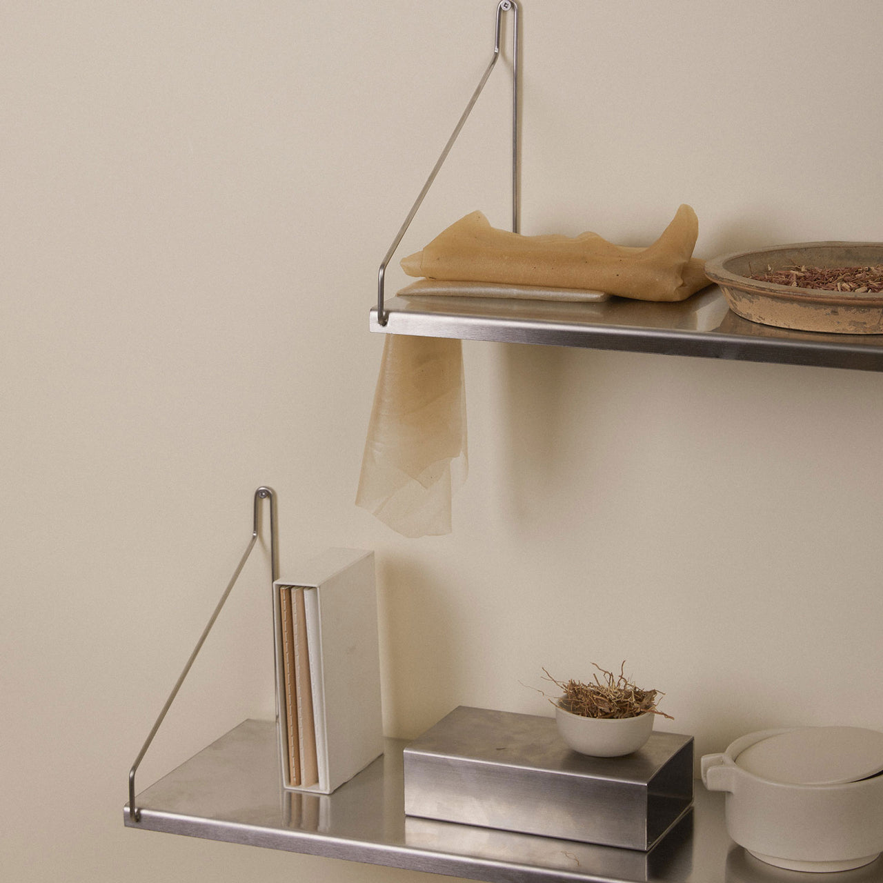 Shelf D27: Steel + DI