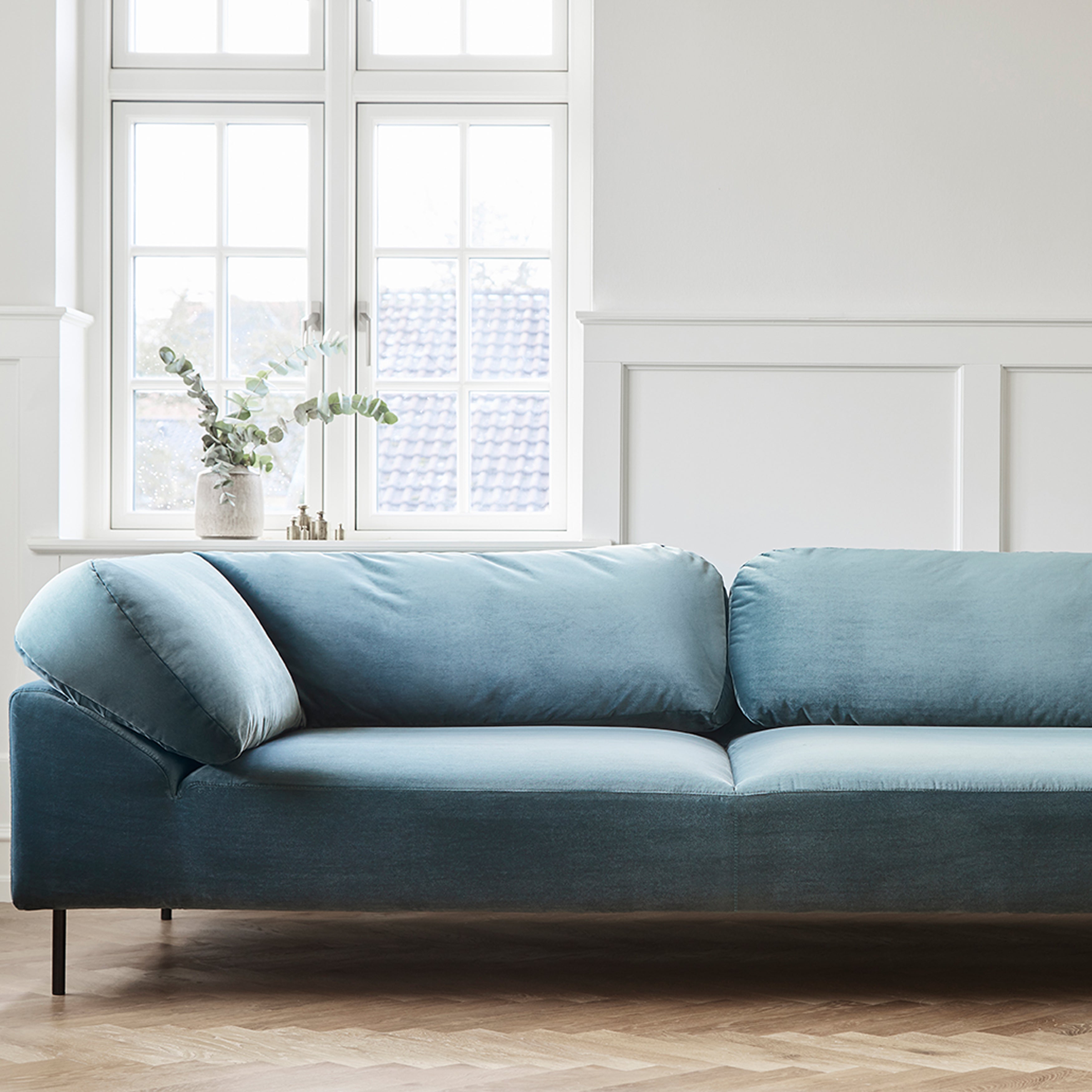 Collar Sofa: 2.5 Seater