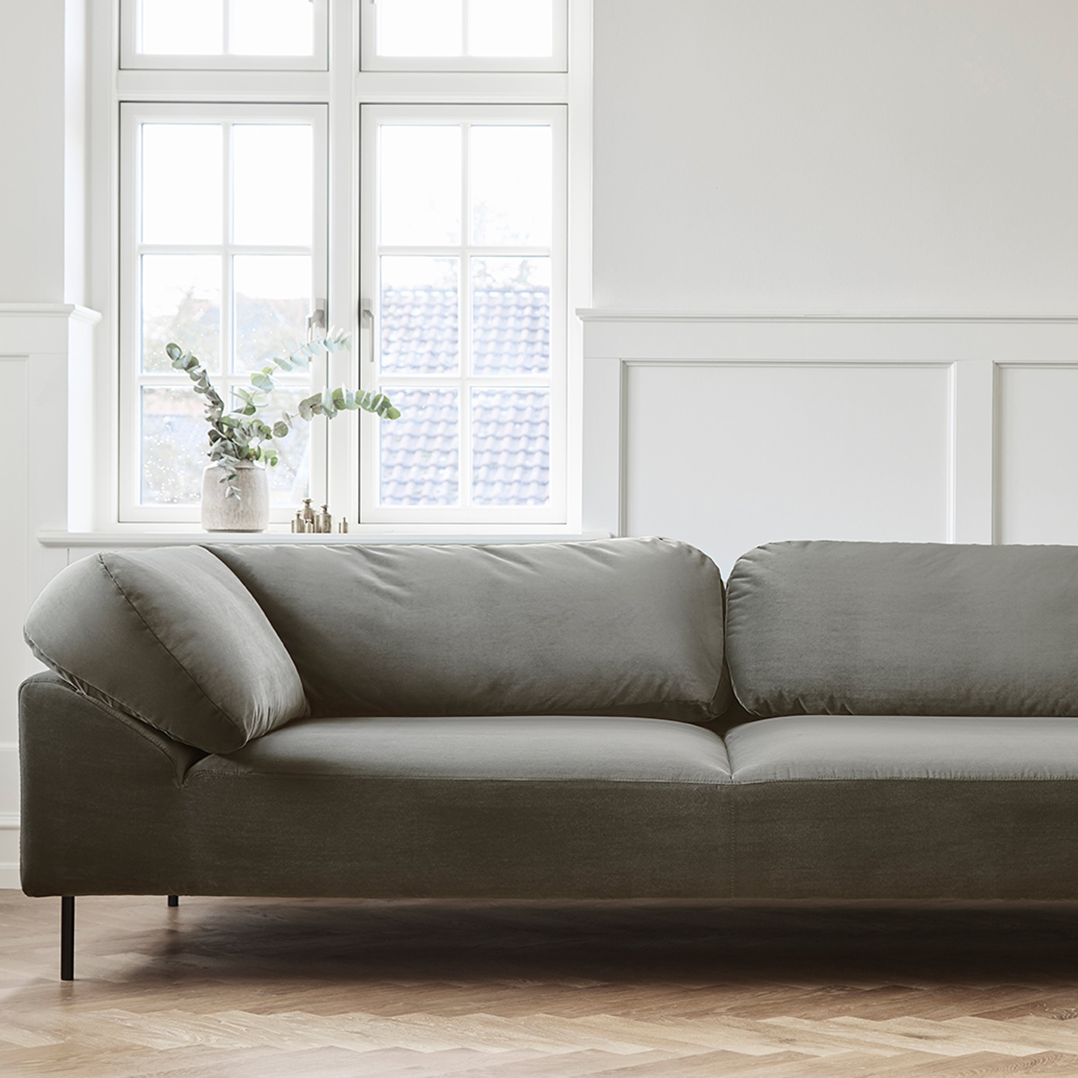 Collar Sofa: 2.5 Seater