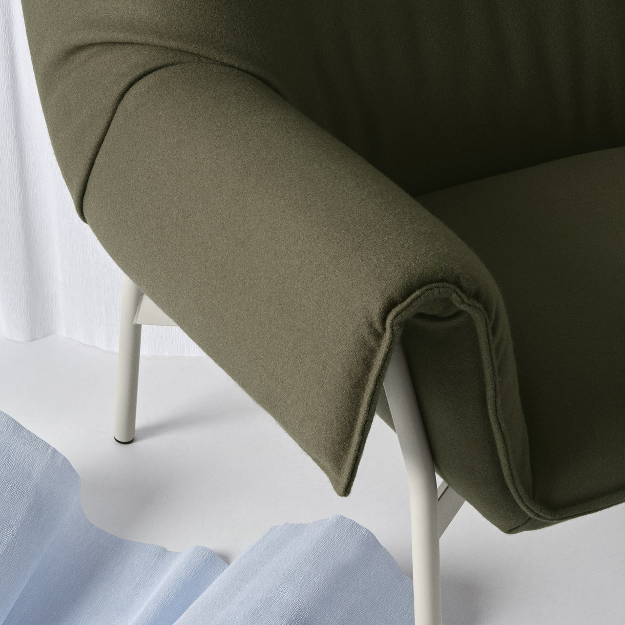 Wrap Lounge Chair: DI