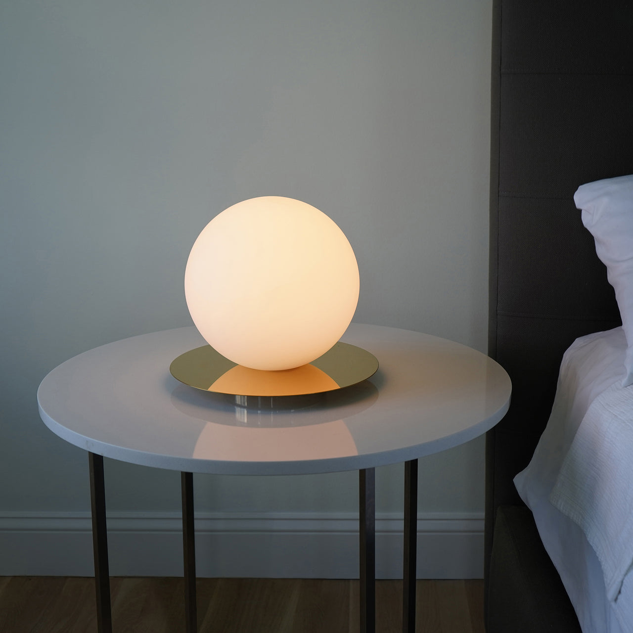 Bola Sphere Table Light