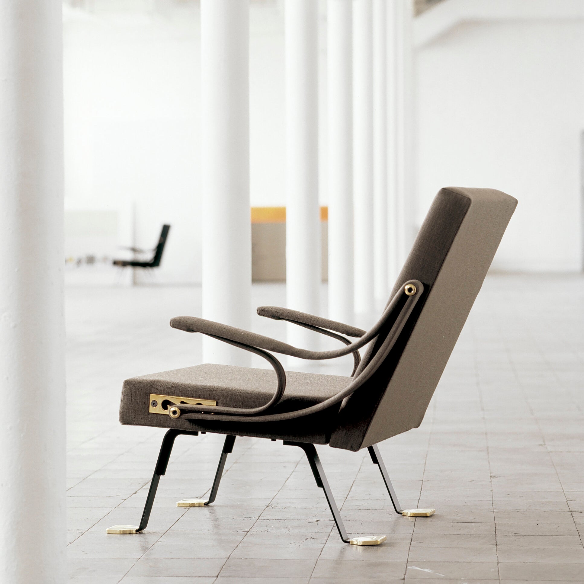 Digamma Armchair