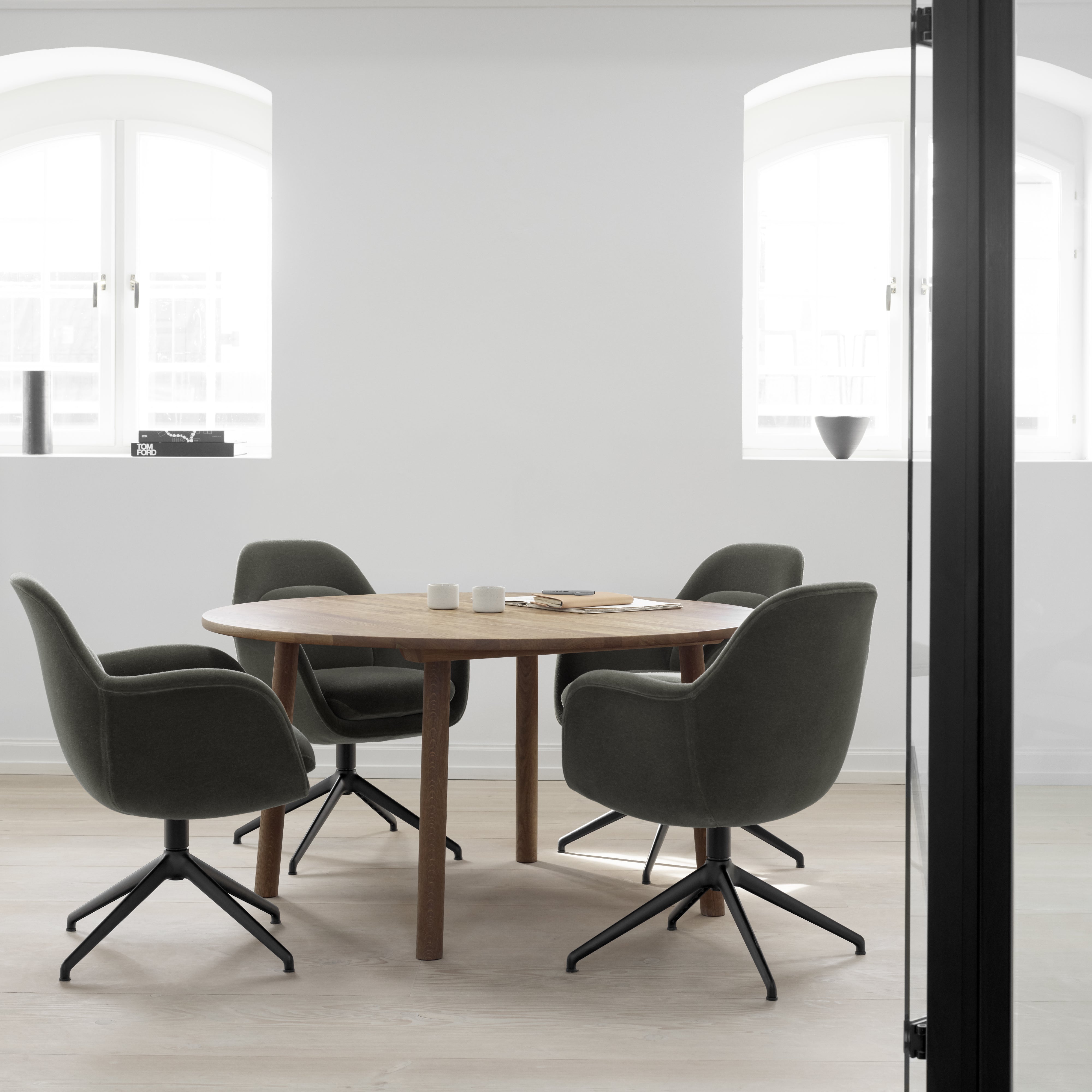 Taro Dining Table: Round