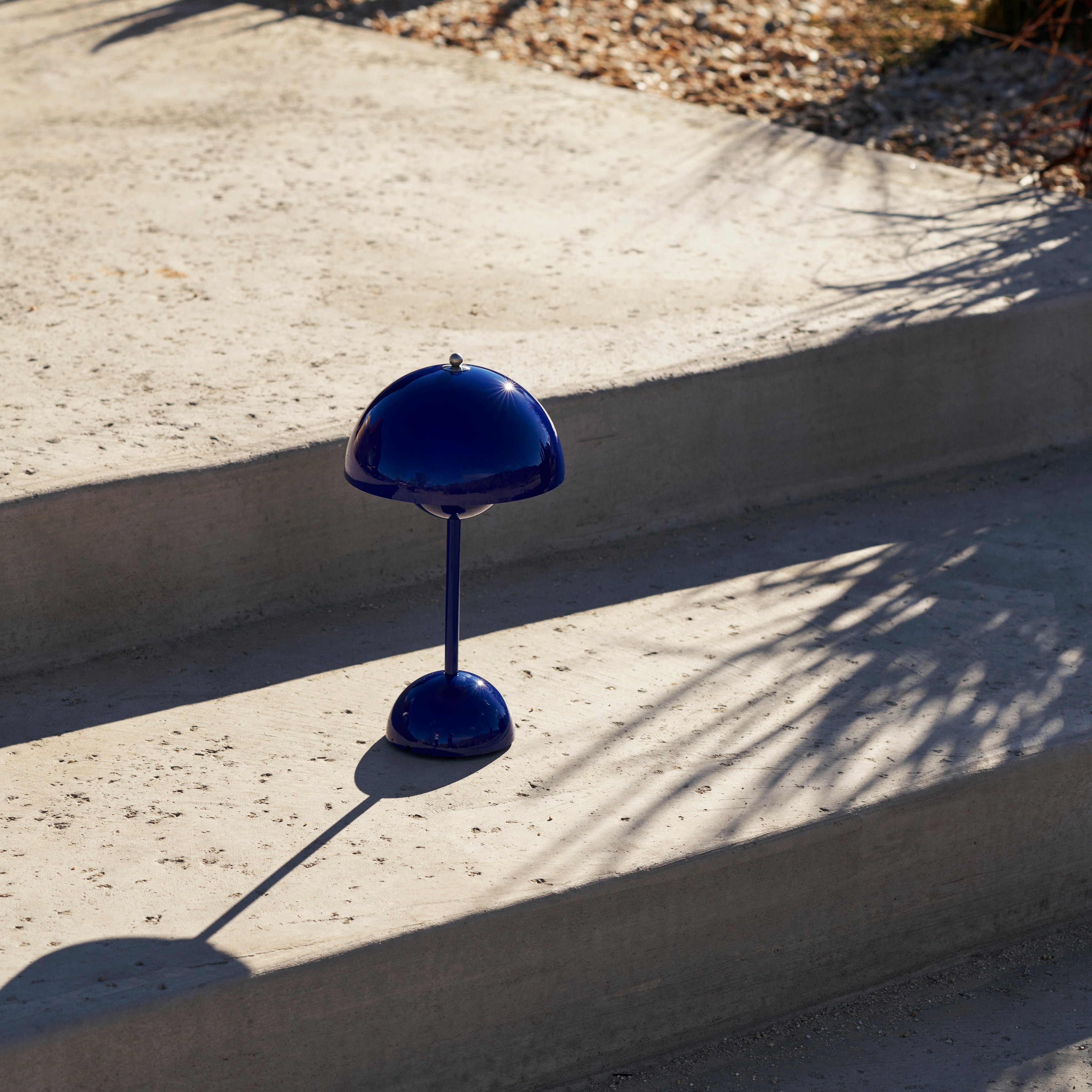 Flowerpot Portable Table Lamp: VP9