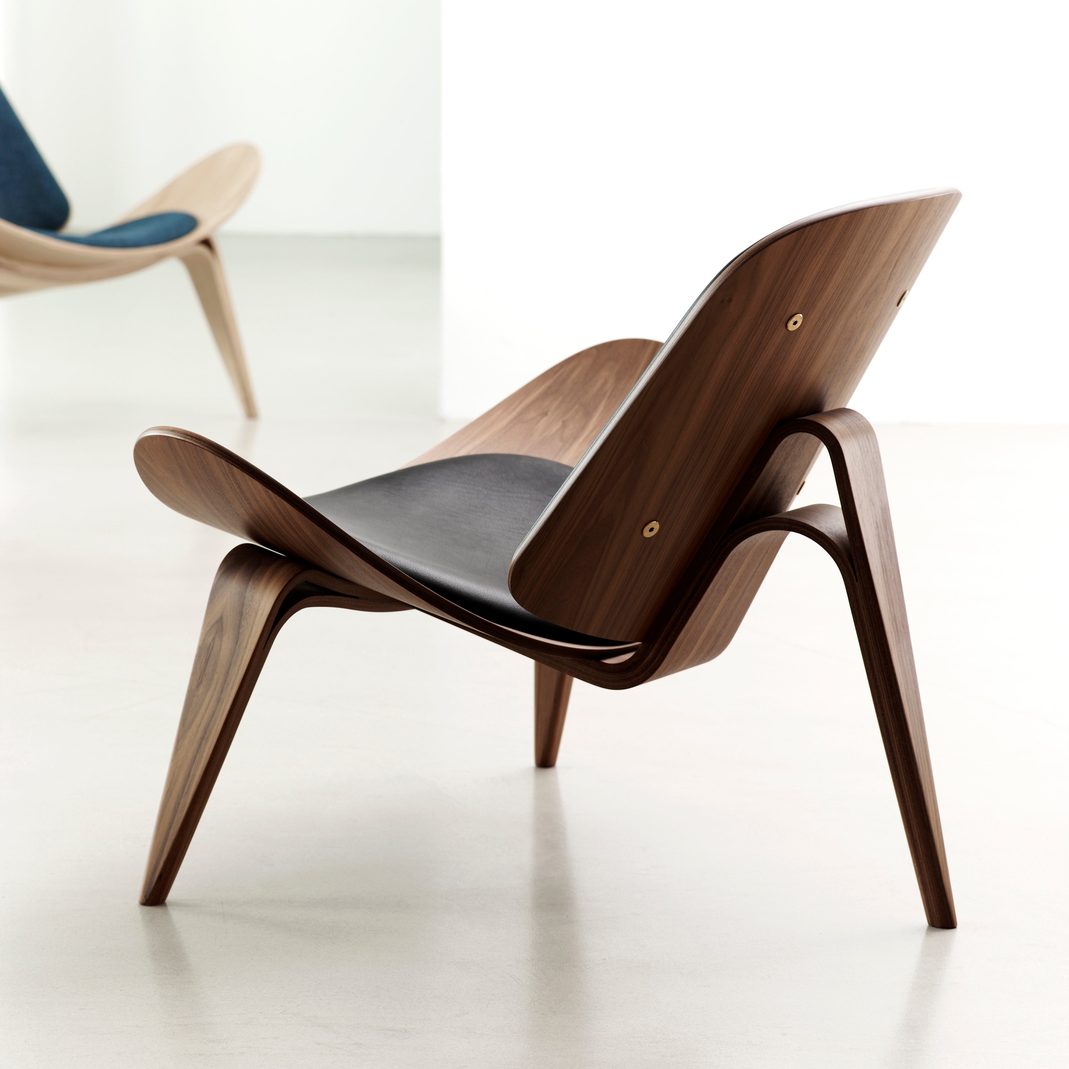 CH07 Shell Lounge Chair: Walnut