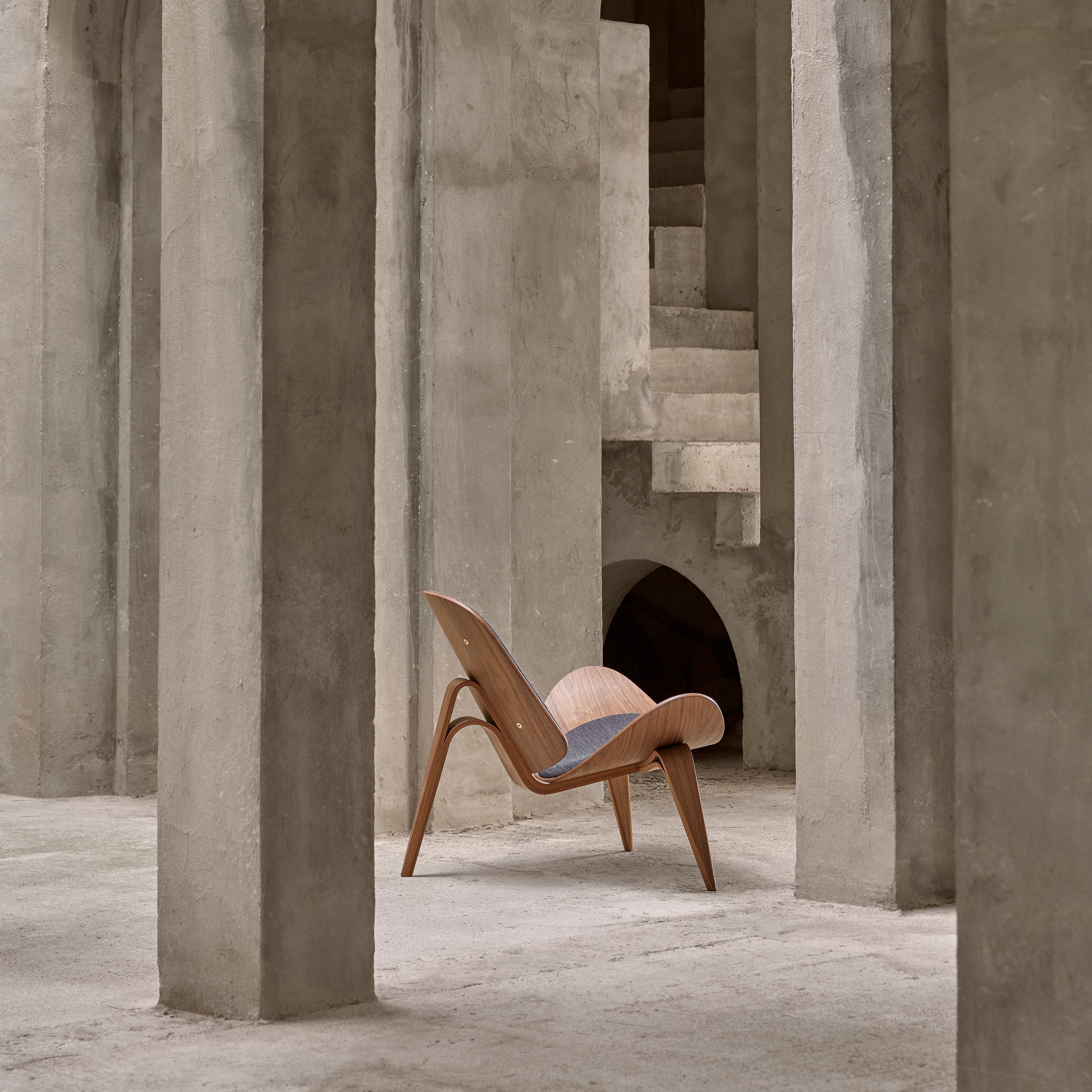 CH07 Shell Lounge Chair: Walnut