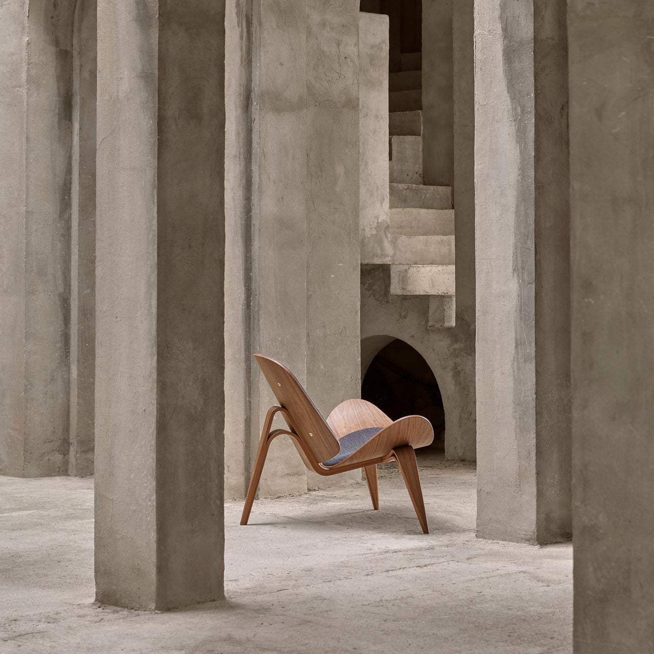 CH07 Shell Lounge Chair: Walnut