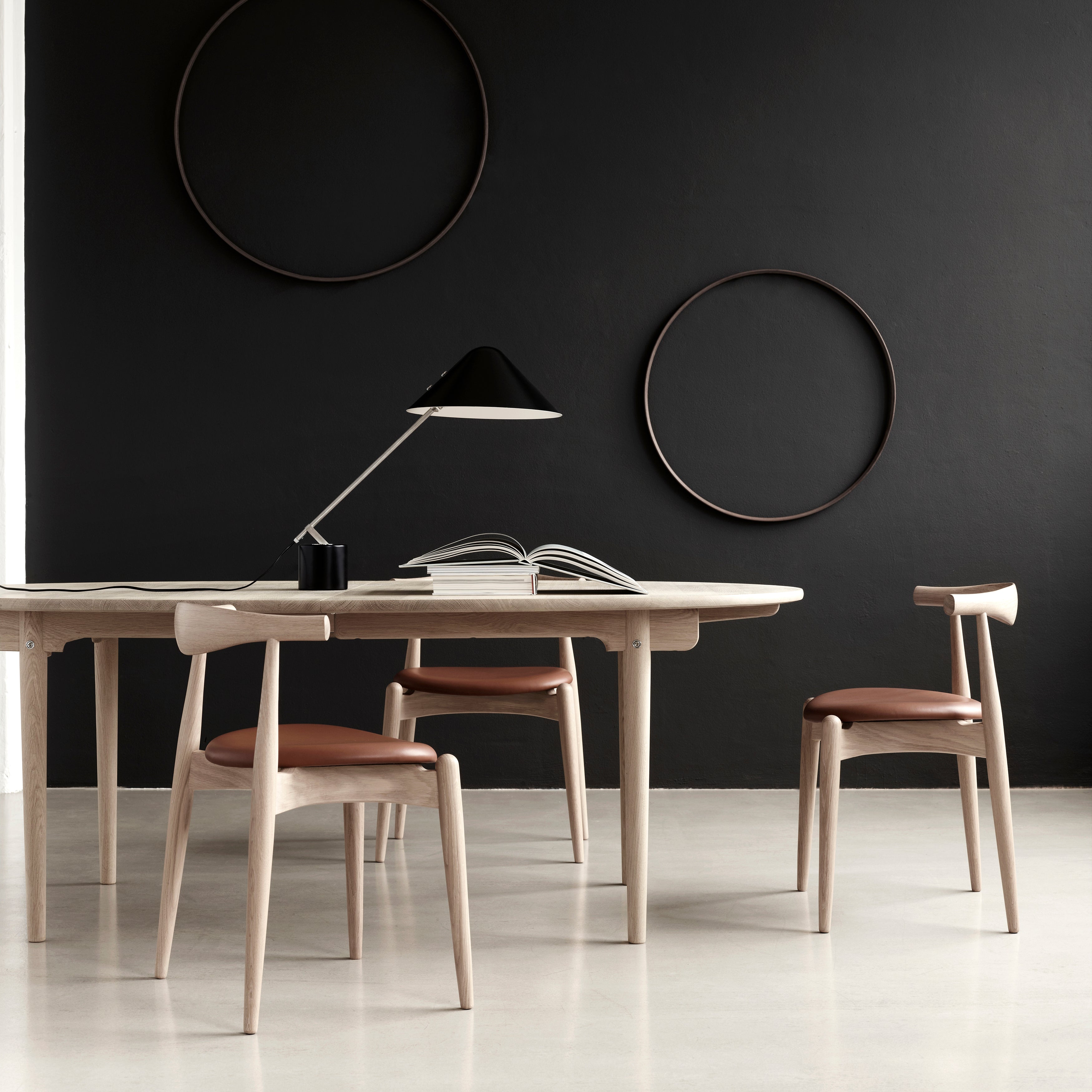 CH20 Elbow Chair: Oak + Stacking