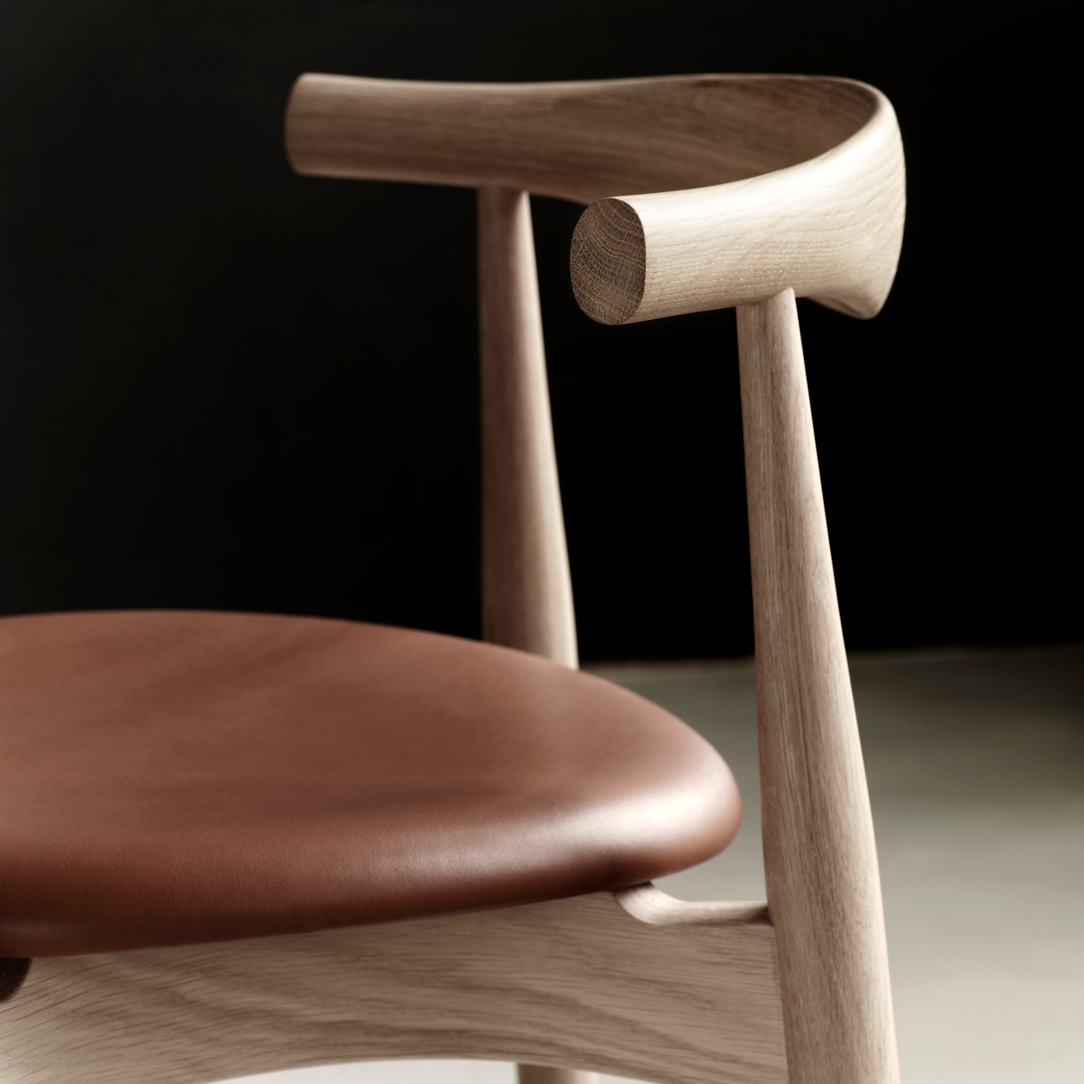 CH20 Elbow Chair: Oak + Stacking
