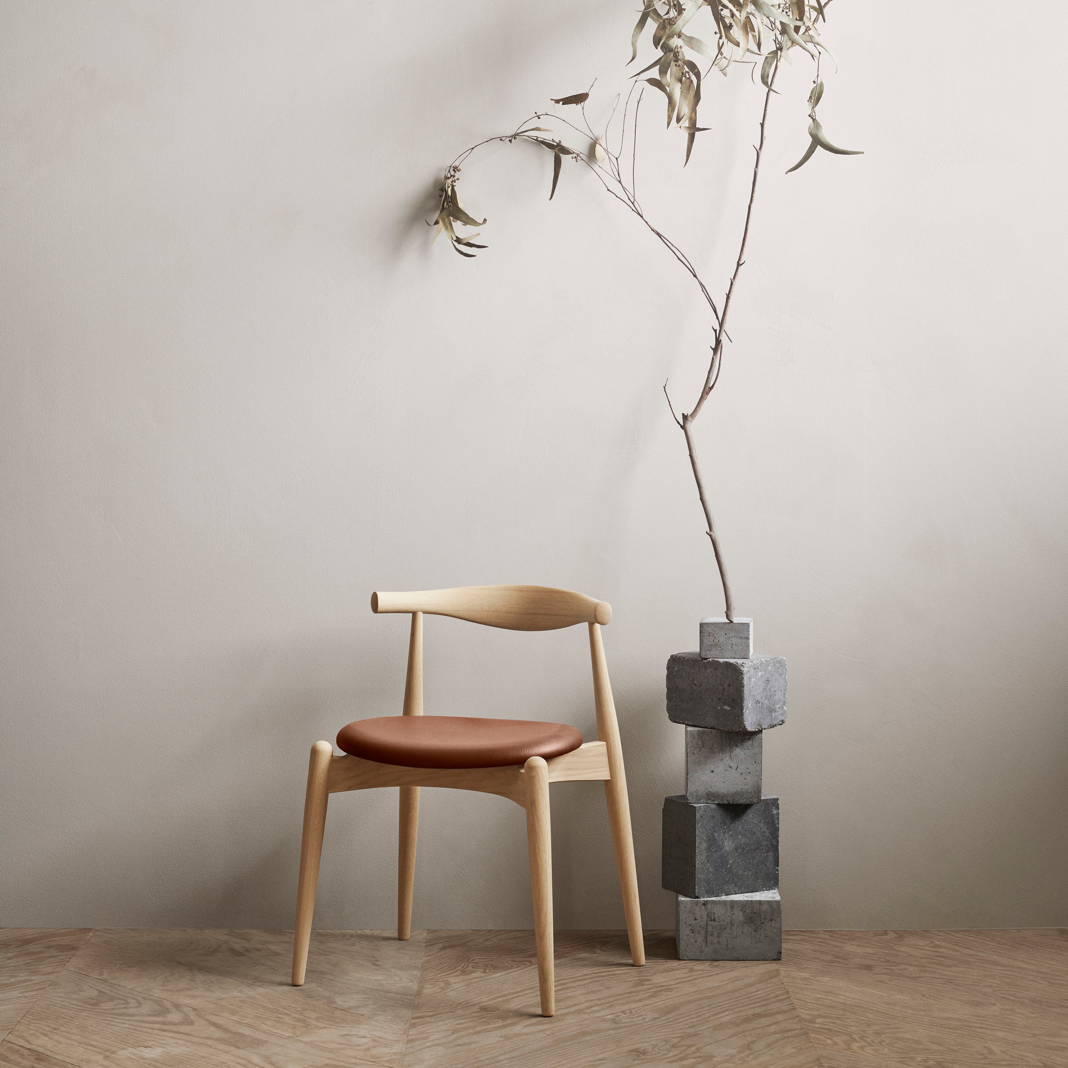 CH20 Elbow Chair: Oak + Stacking