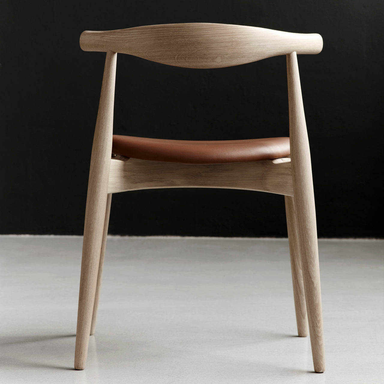 CH20 Elbow Chair: Oak + Stacking