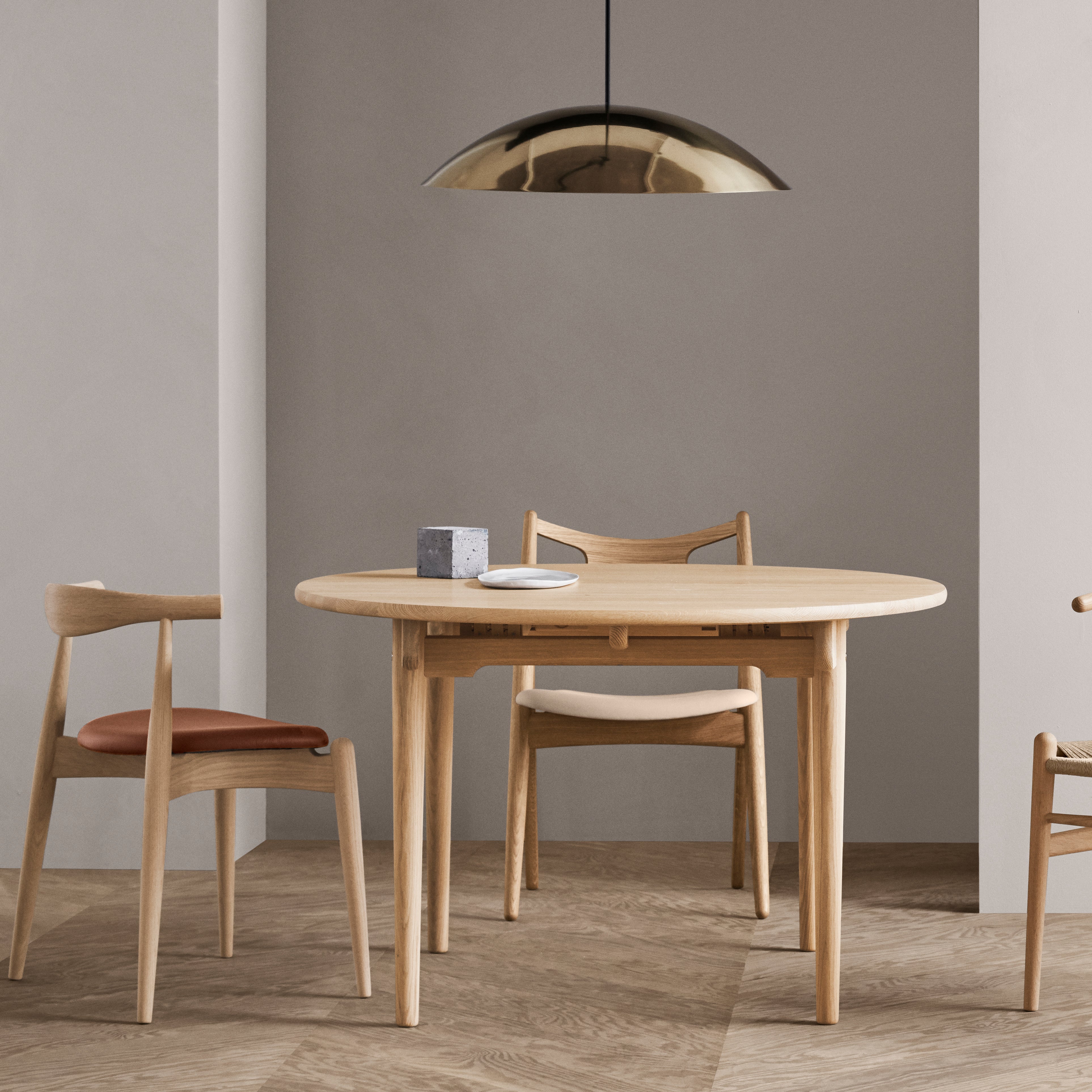 CH20 Elbow Chair: Oak + Stacking