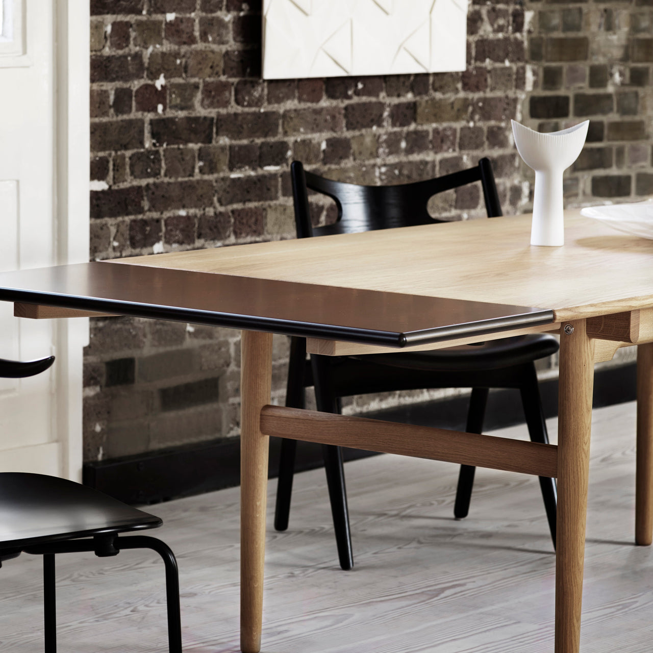 CH29P Sawbuck Chair: Oak