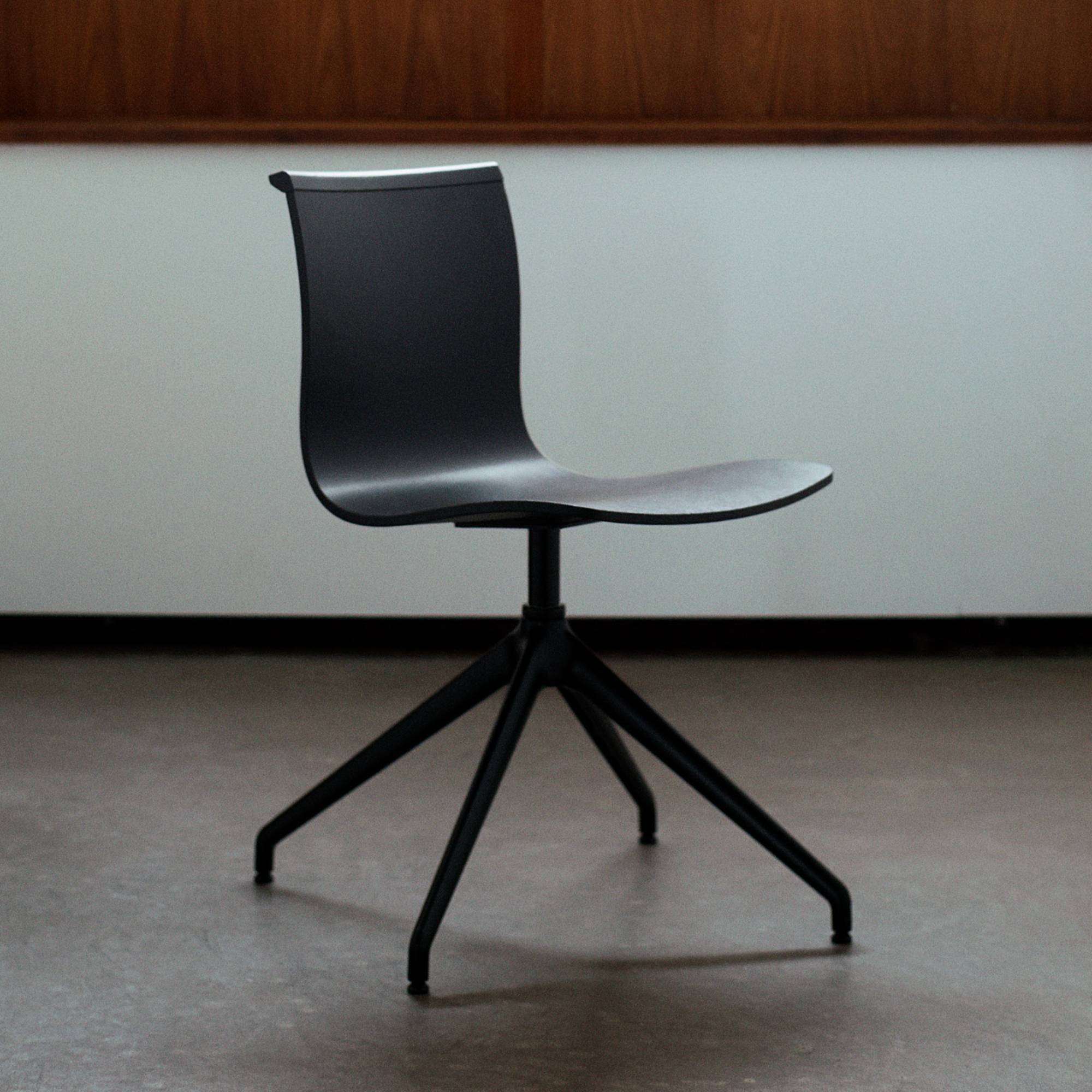 Serif Chair: 4 Star Base